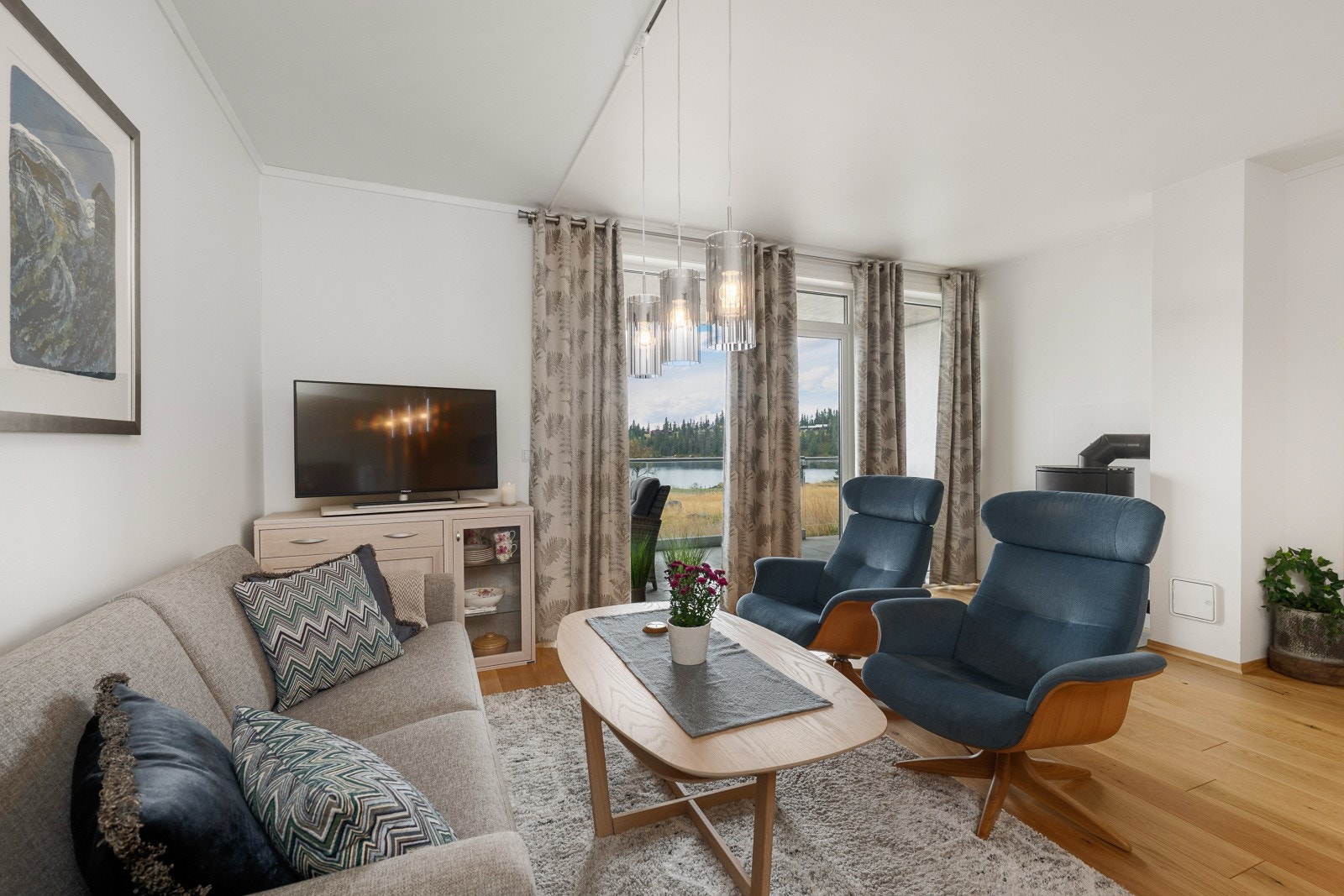 Pent parkettgulv og hvitmalte vegger/himling. Galleribilde