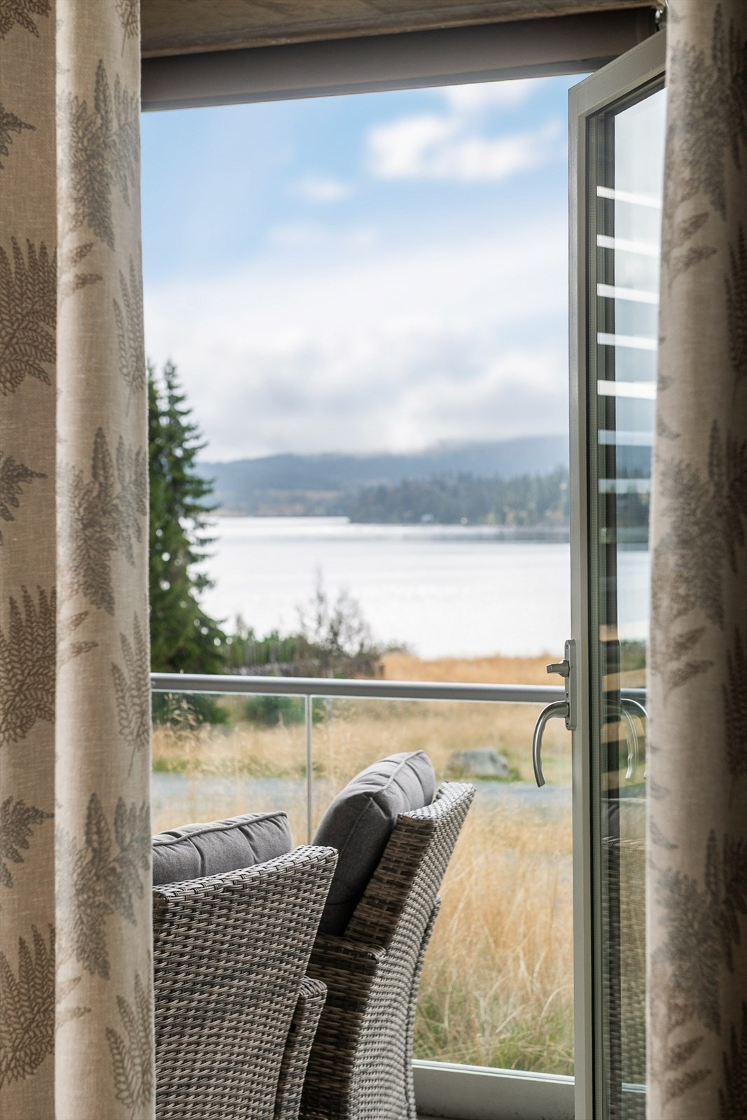 Utgang til overbygget balkong fra stuen. Galleribilde