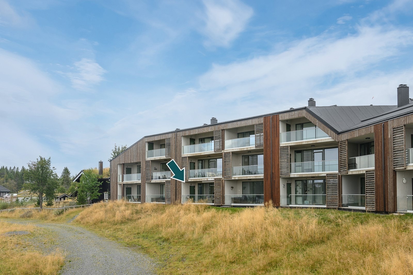 Fritidsleiligheten er fra 2018 og ligger i byggets 1. etasje. Internt bruksareal på 75 kvm. Galleribilde