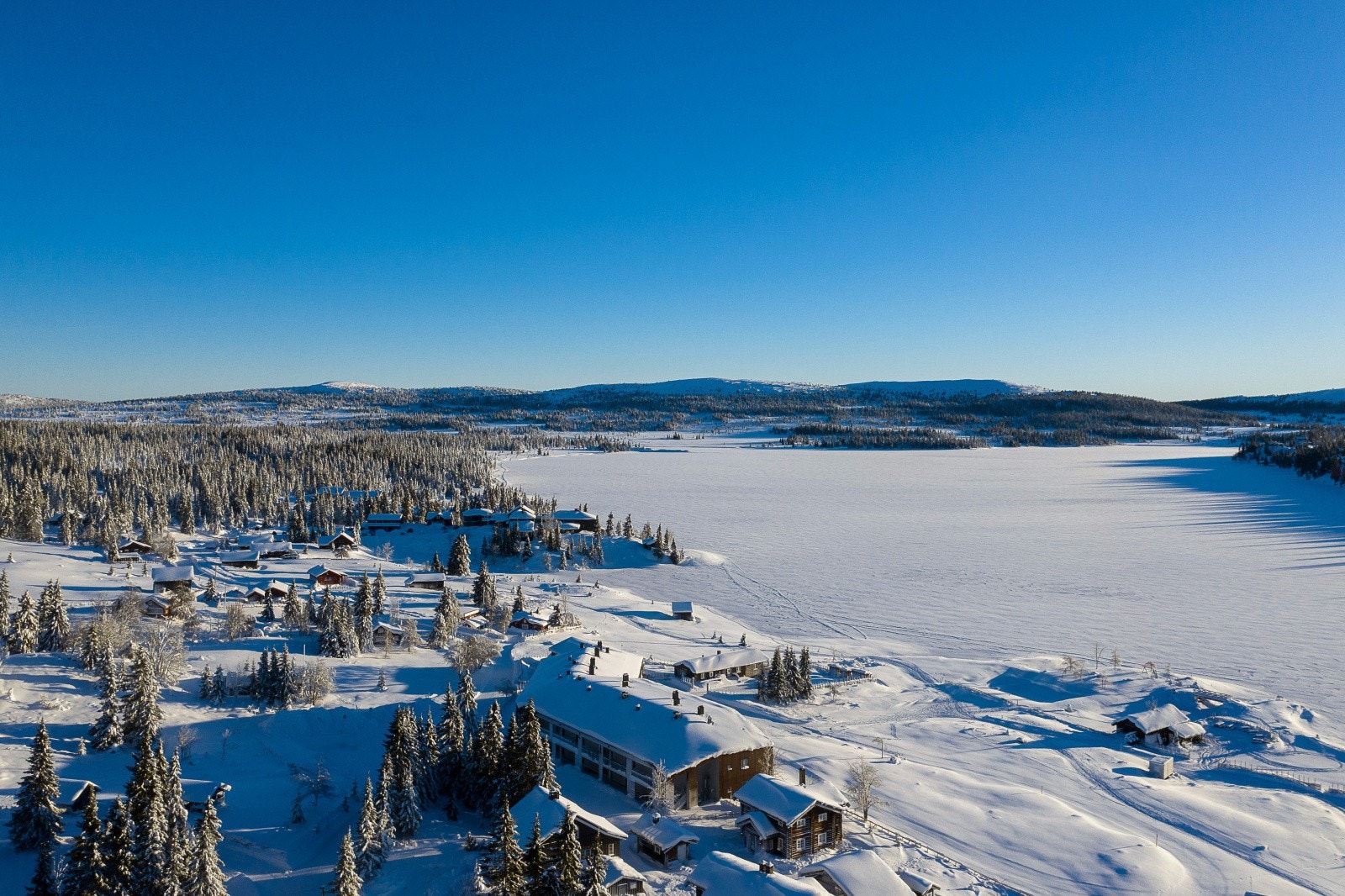 Sjusjøen er et eldorado for frilufts- og skientusiaster, og et snøsikkert sted vinterstid. Galleribilde