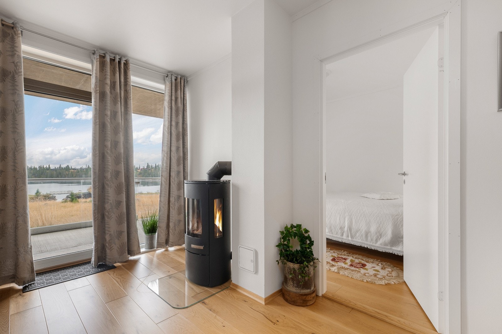 Det er montert peisovn, som avgir god varme, slik at tilværelsen på kalde dager blir ekstra behagelig. Galleribilde