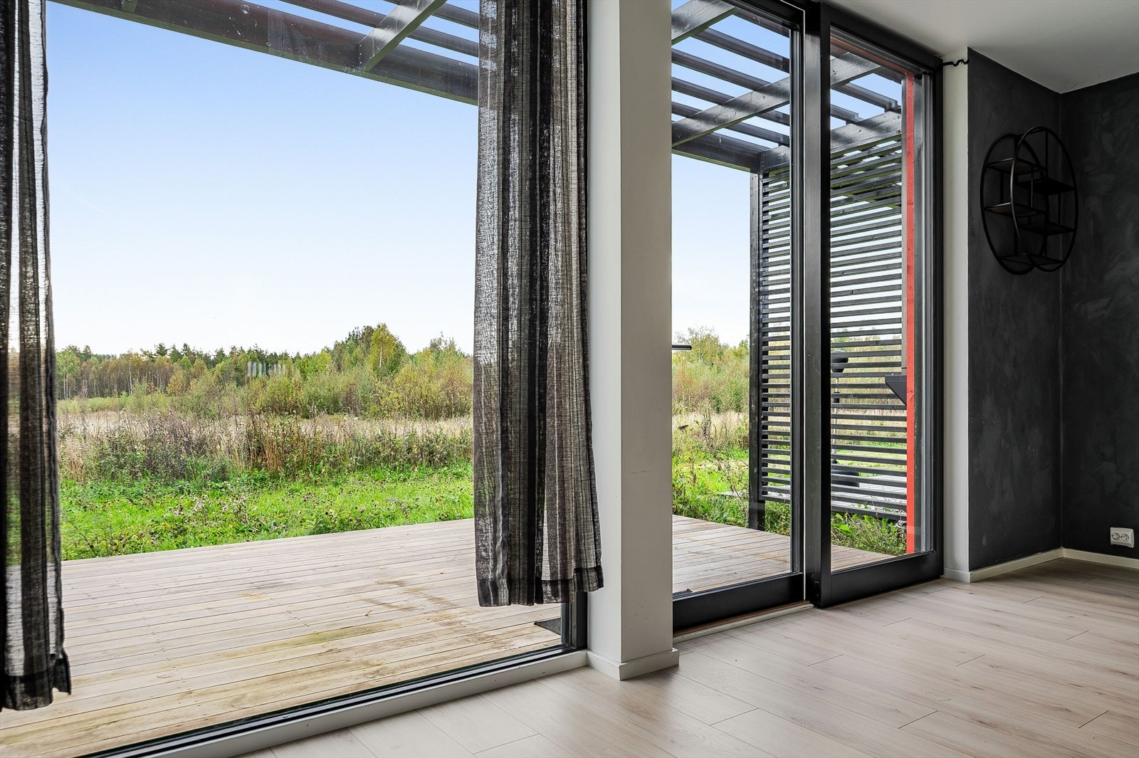 Fra stuen er det utgang til en solrik terrasse. Galleribilde