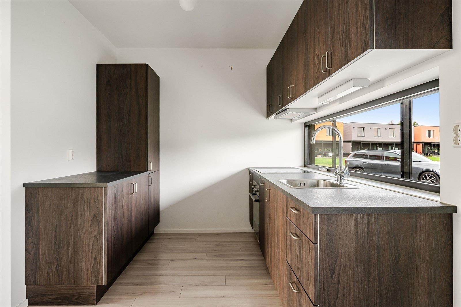 Kjøkkenet har glatte fronter. Galleribilde