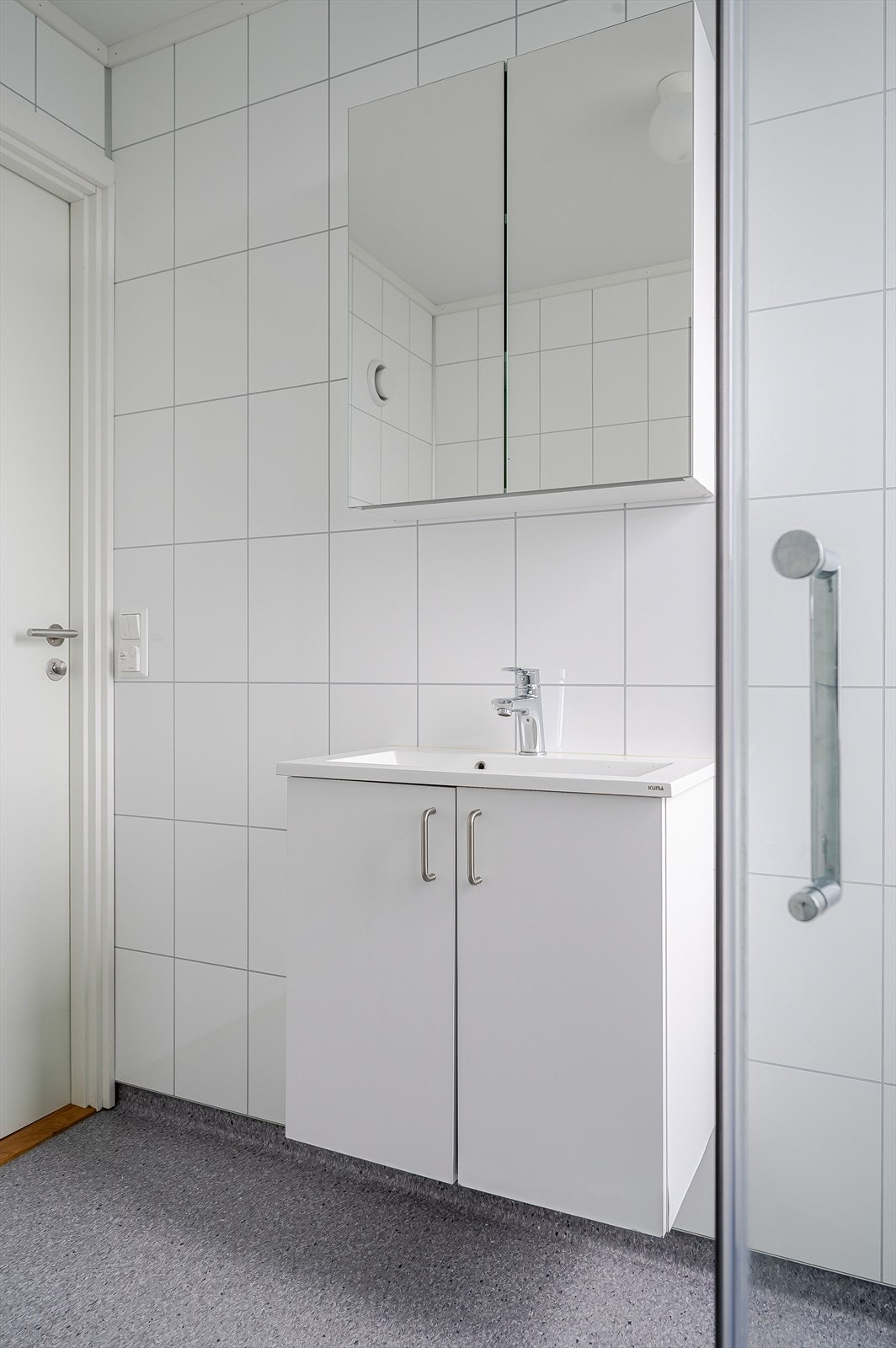 Over vasken er det et speilskap. Galleribilde