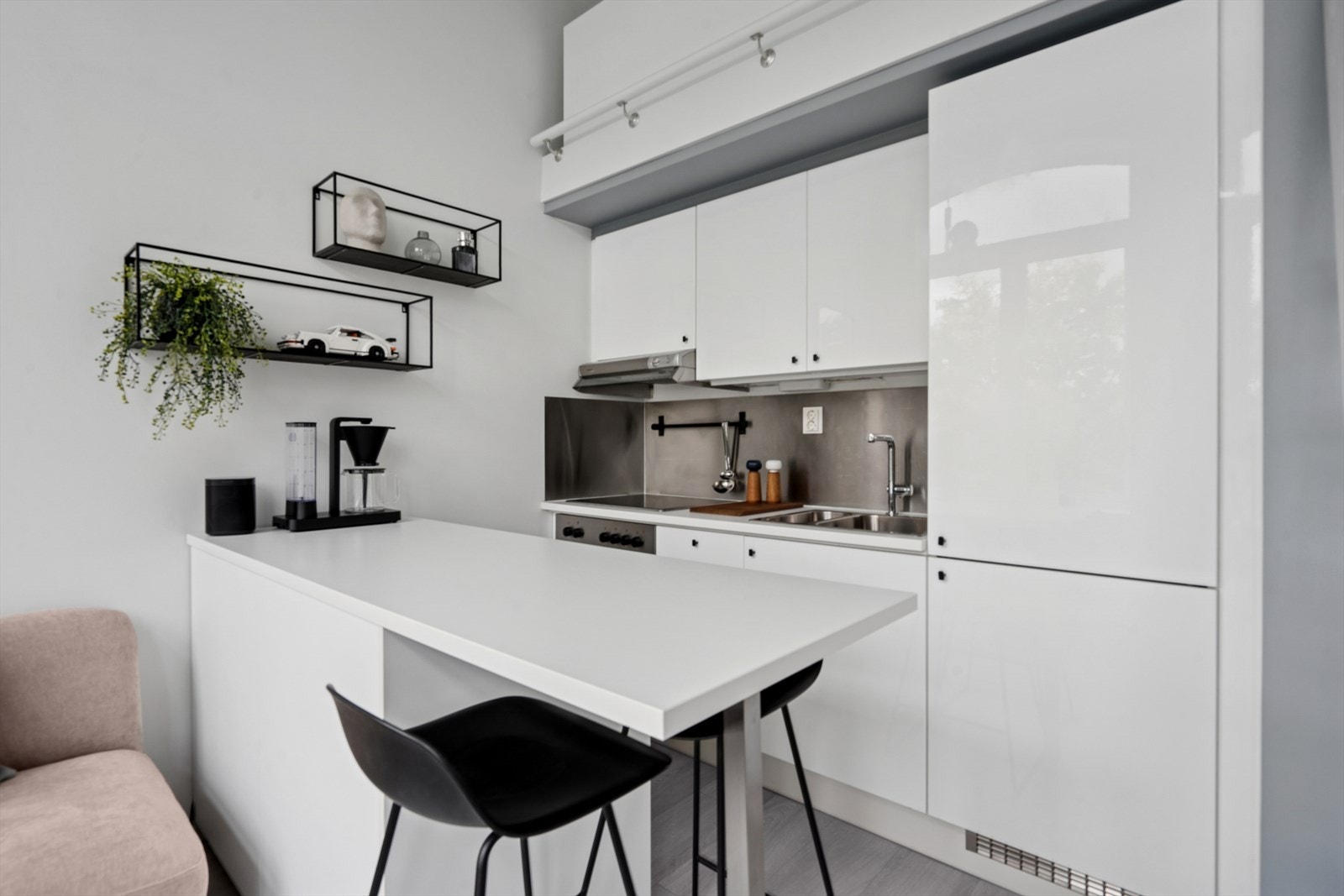 Pent kjøkken i åpen løsning mot stuen. Galleribilde