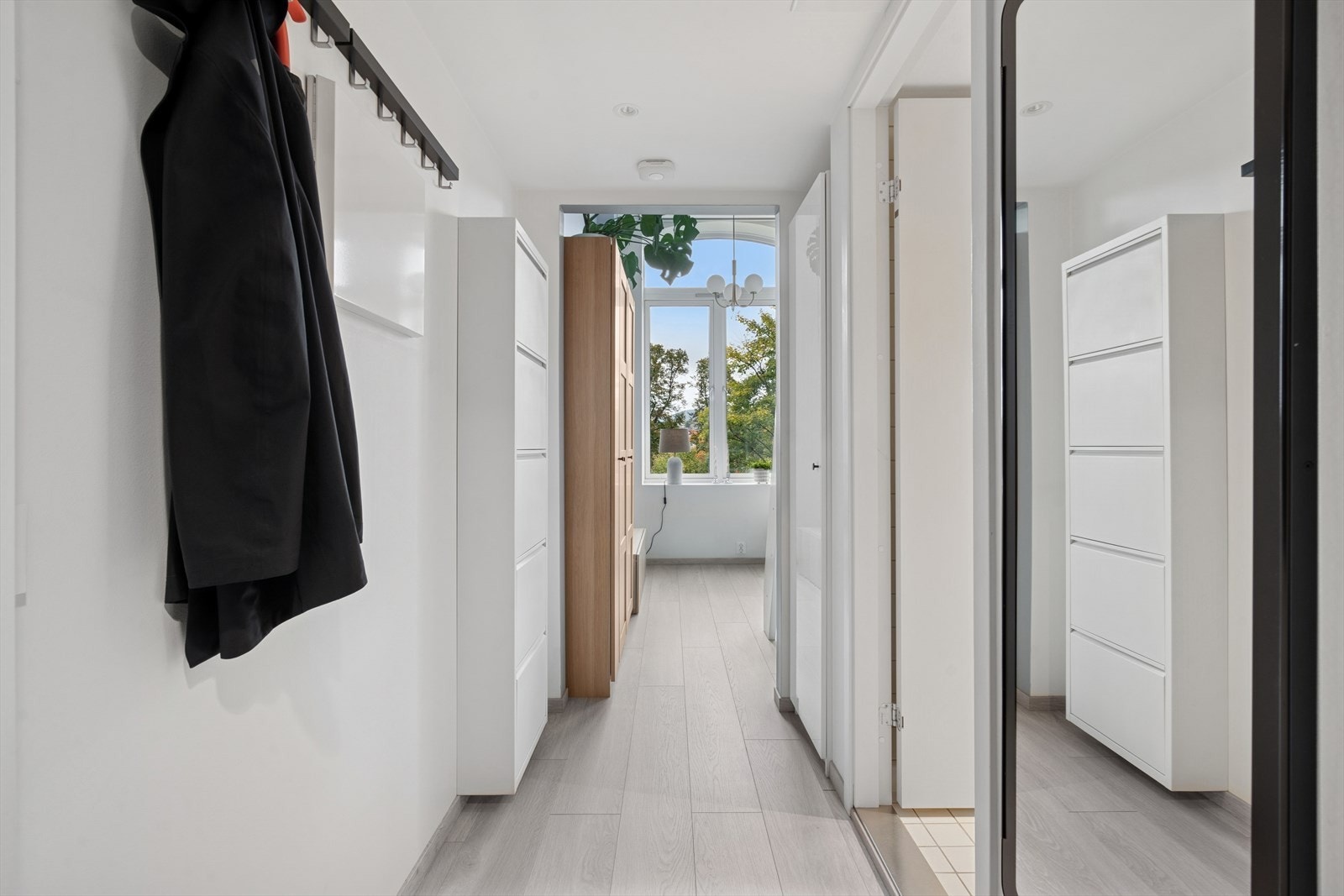 Lys entrè som gir et godt førsteinntrykk av leiligheten. Entrèen har skoskap og knaggrekke med plass til sko og yttertøy. Galleribilde