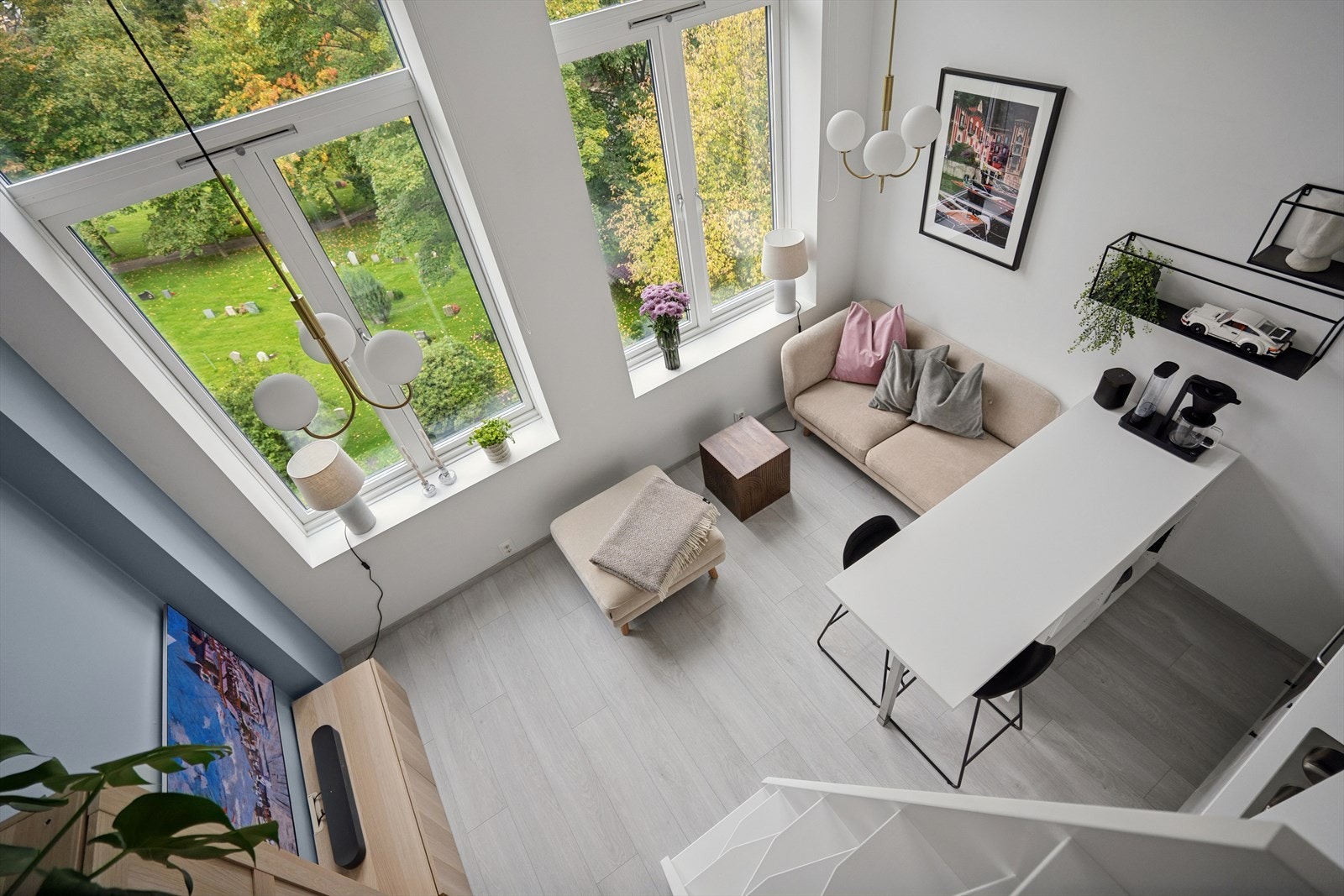 Her er det store vindusflater og takhøyde på hele 3,30 meter som gir særpreg og en god romfølelse. Galleribilde