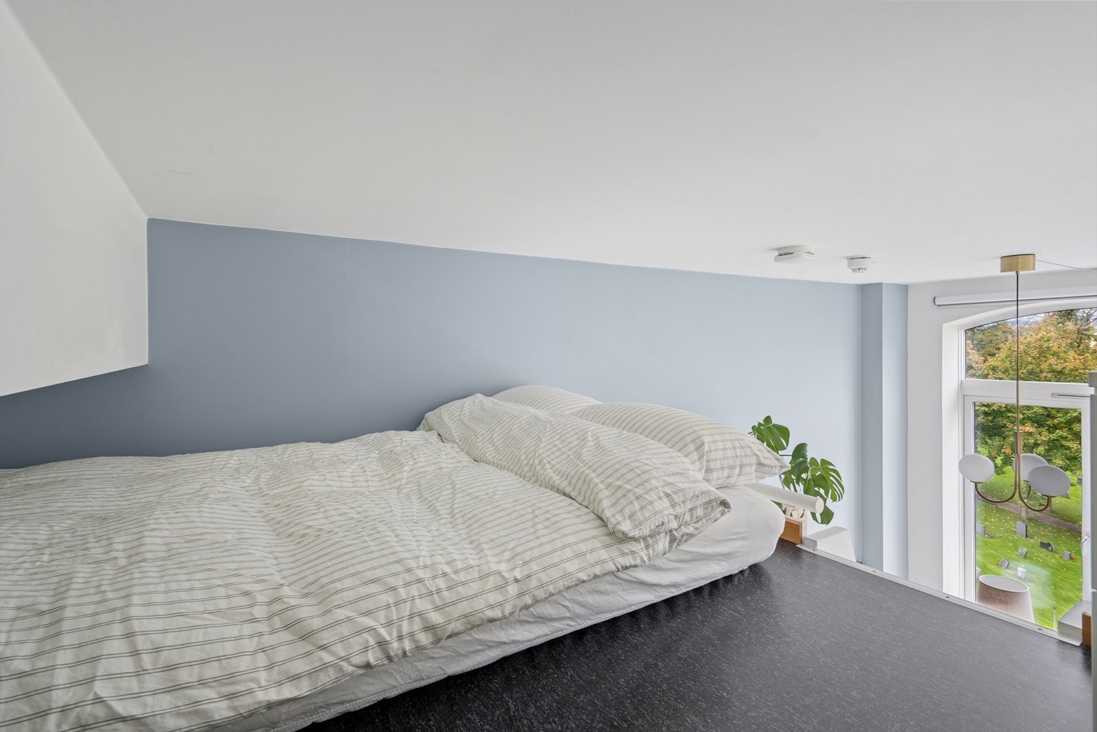 Hemsen har et gulvareal på ca. 9 m² og plass til madrass å sove på. Galleribilde