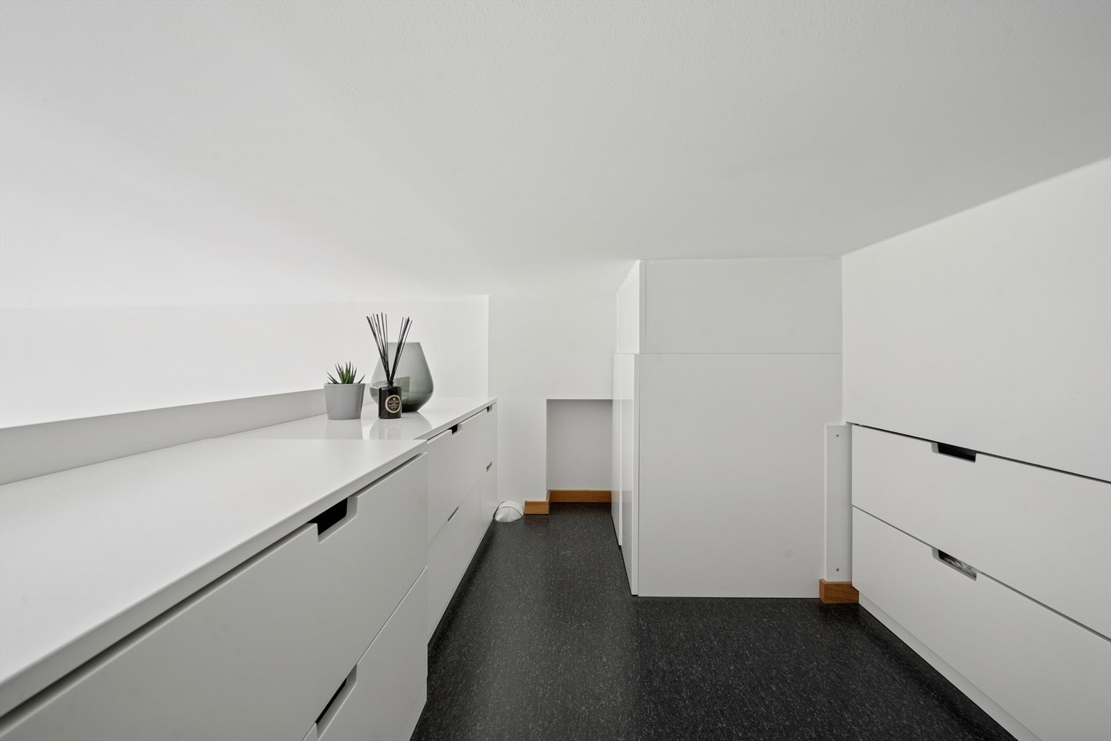 Hemsen er utstyrt med kommoder for oppbevaring av klær. Galleribilde