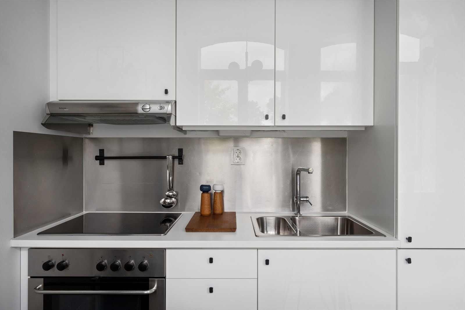 Kjøkkenet er utstyrt med kjøkkenøy med oppbevaringsplass, integrert kjøleskap/fryseskap, stekeovn, keramisk topp og avtrekksvifte over platetoppen. Galleribilde