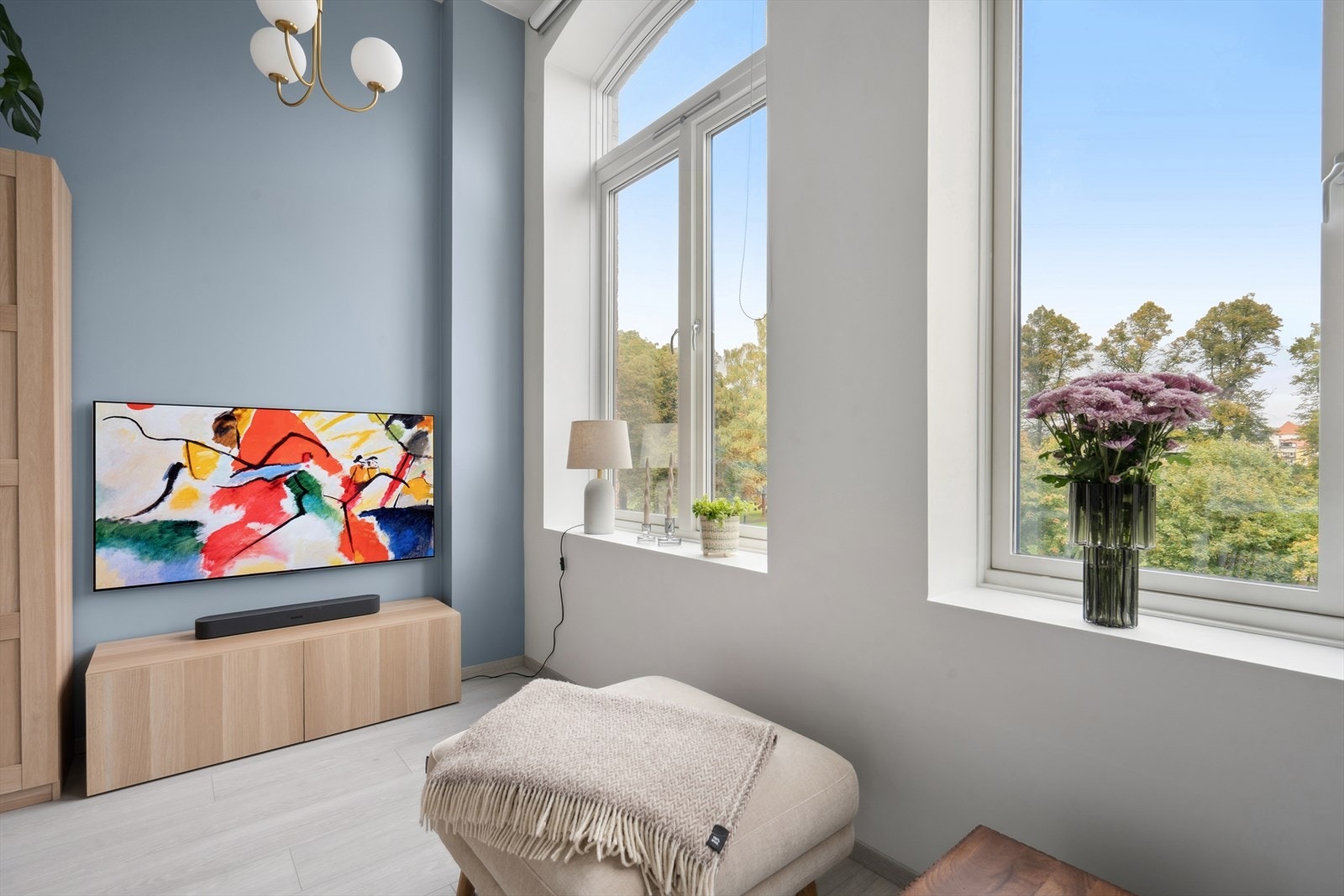 Leiligheten ligger fint til i rolig gate vendt mot grønne omgivelser, så her kan man nyte utsikten og ingen gjenboere. Galleribilde