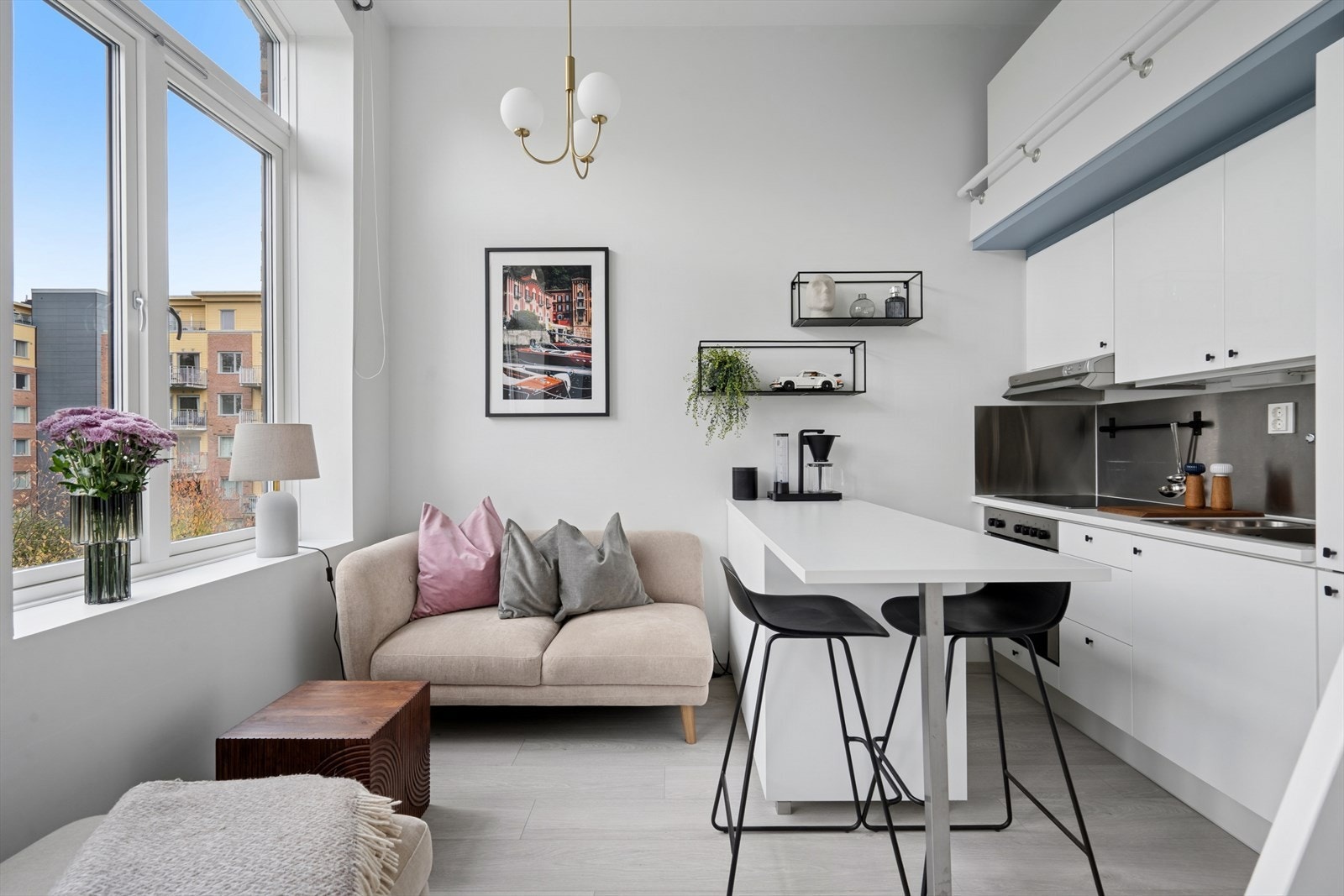 Kjøkkenøyen deler rommet i naturlig soner og fungerer ypperlig som spisebord for to. Galleribilde