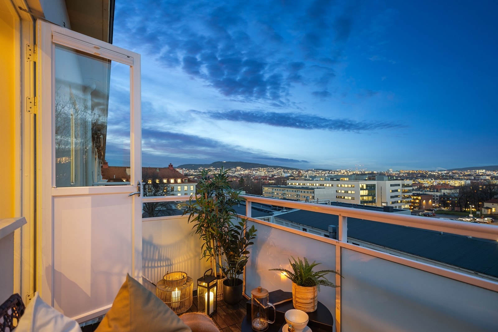 Utsikten fra balkongen gir et flott overblikk over nærområdet og byen i det fjerne. Galleribilde