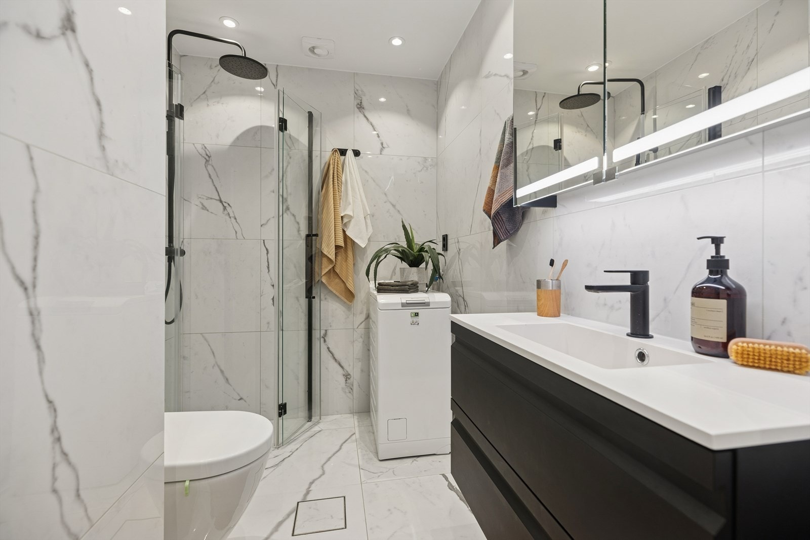 Dusjhjørne med innfellbare dører og vegghengt wc gir effektiv bruk av plassen. Galleribilde