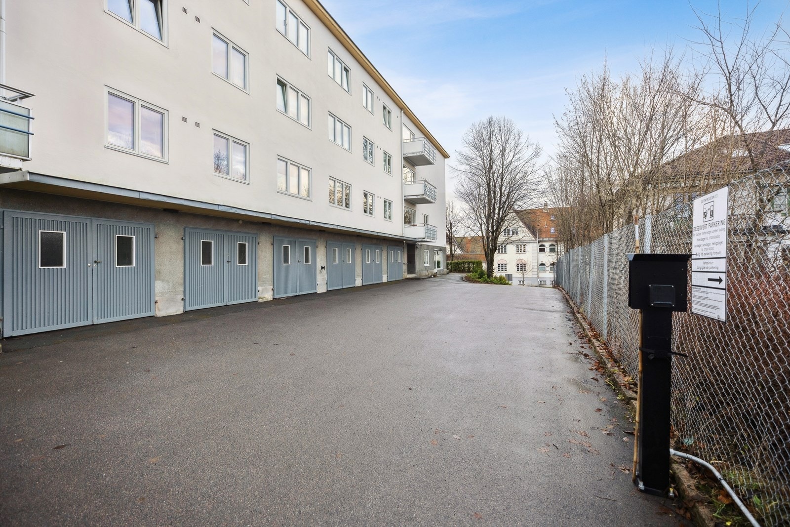 Det er mulighet for å leie garasjeplass i gården etter venteliste. I tillegg er det tilrettelagt for elbillading for beboere med elbil. Galleribilde