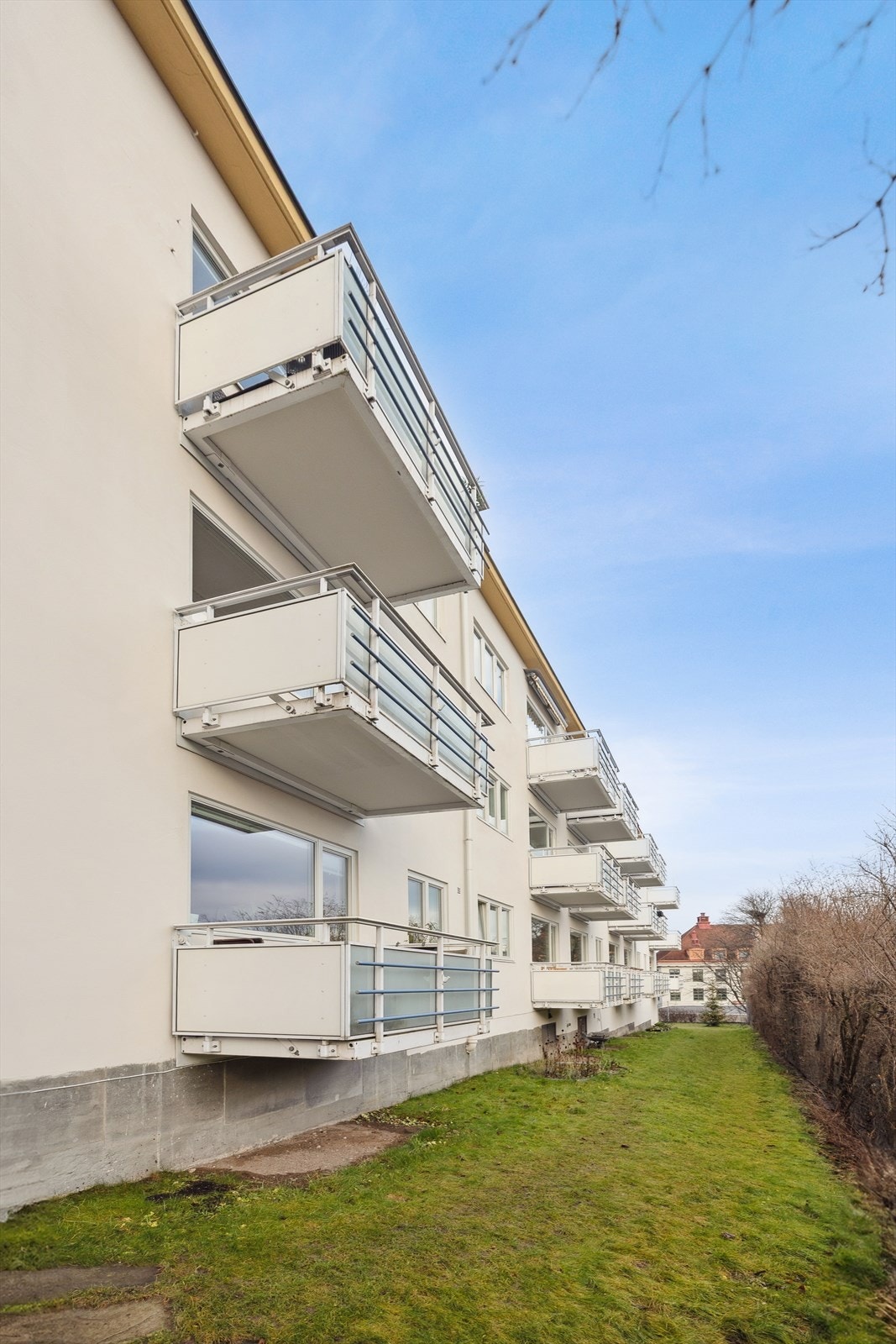 Leiligheten ligger svært sentralt, med både 37- og 20-bussen som stopper rett utenfor døren. Trikken ved Adamstuen er også bare en kort spasertur unna. Galleribilde