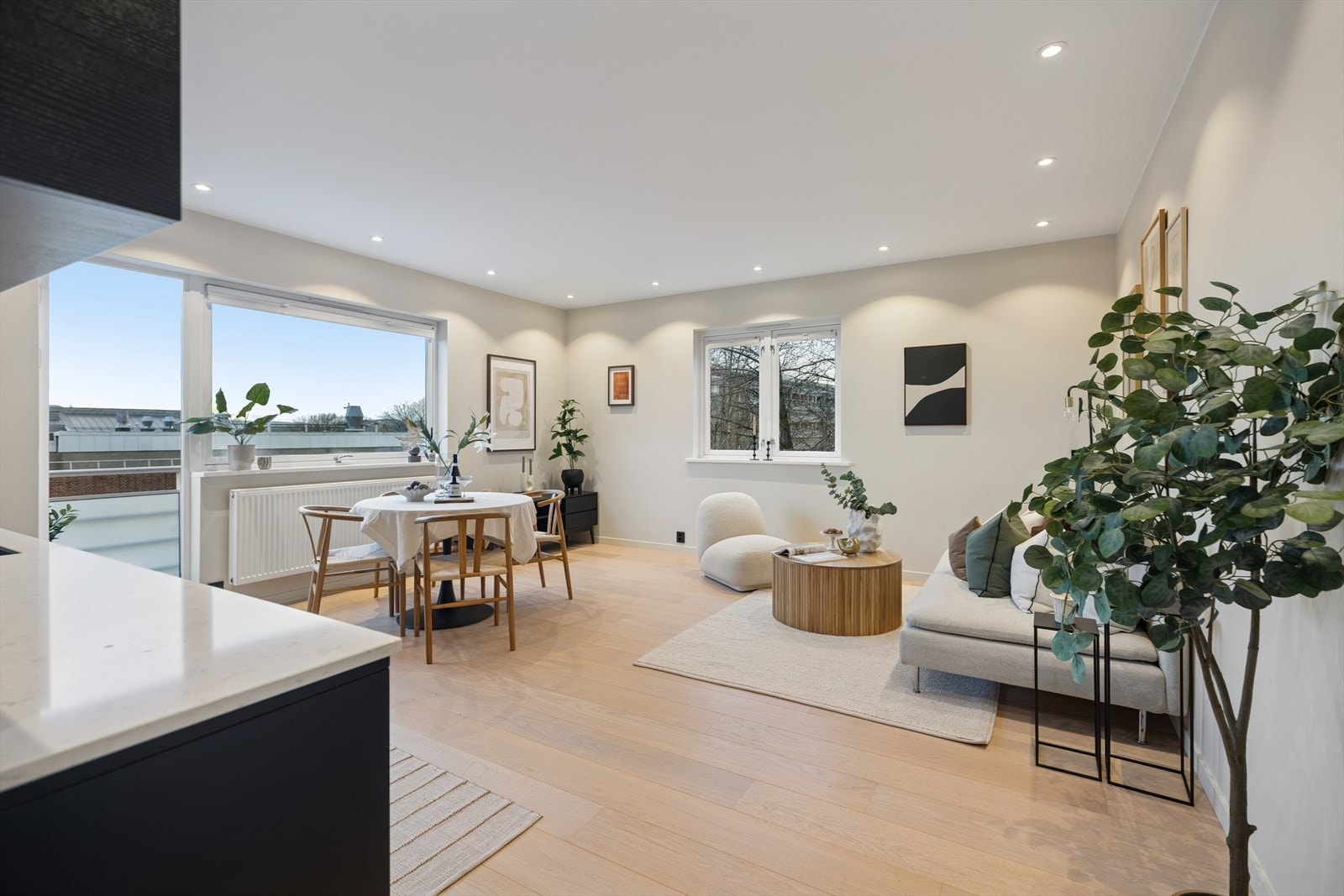 Lys og moderne 3-roms leilighet - perfekt for deg som ønsker en kombinasjon av urban livsstil og rolige omgivelser. Galleribilde