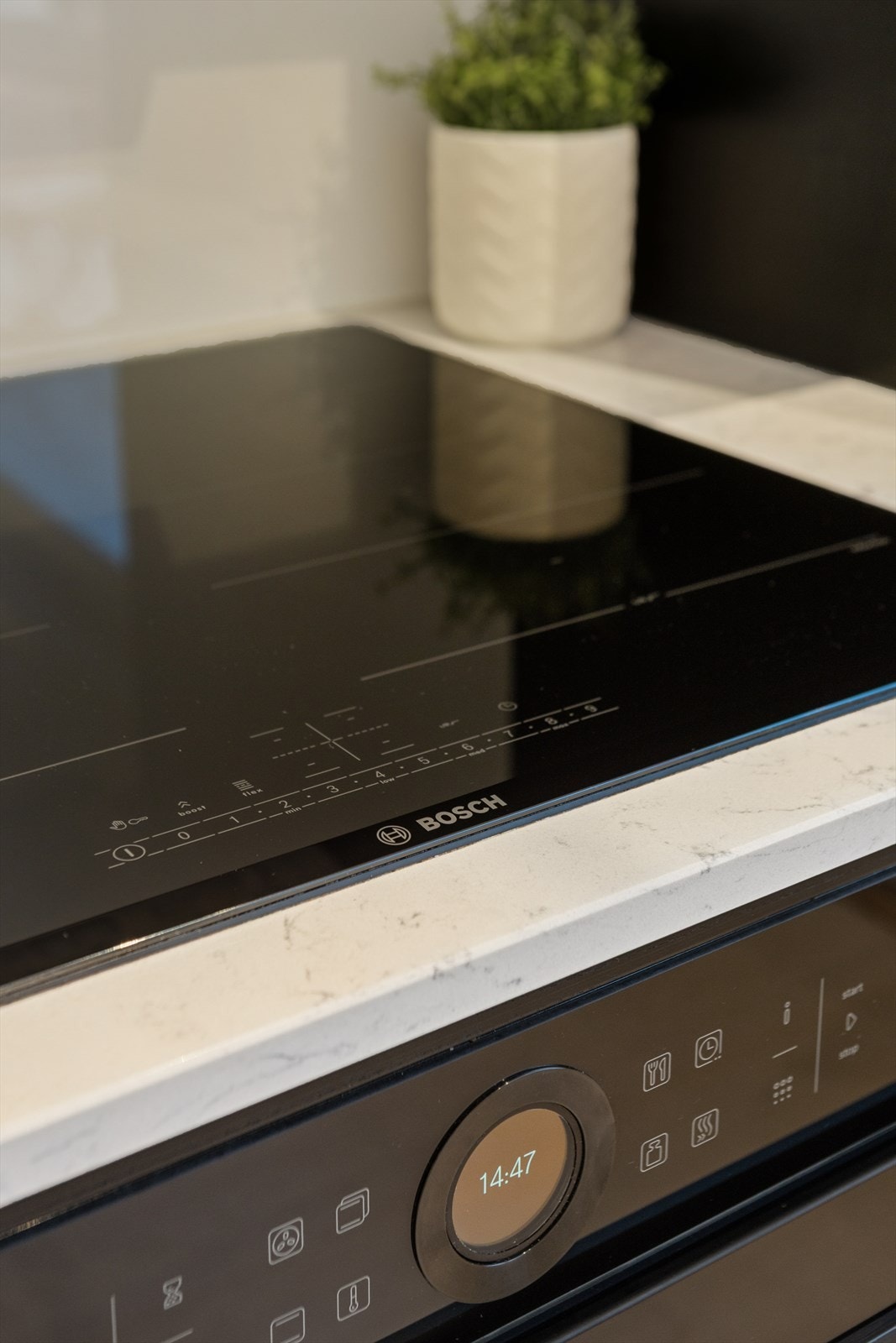 Kjøkkenet er utstyrt med integrerte hvitevarer fra Accent line serien til Bosch. Galleribilde