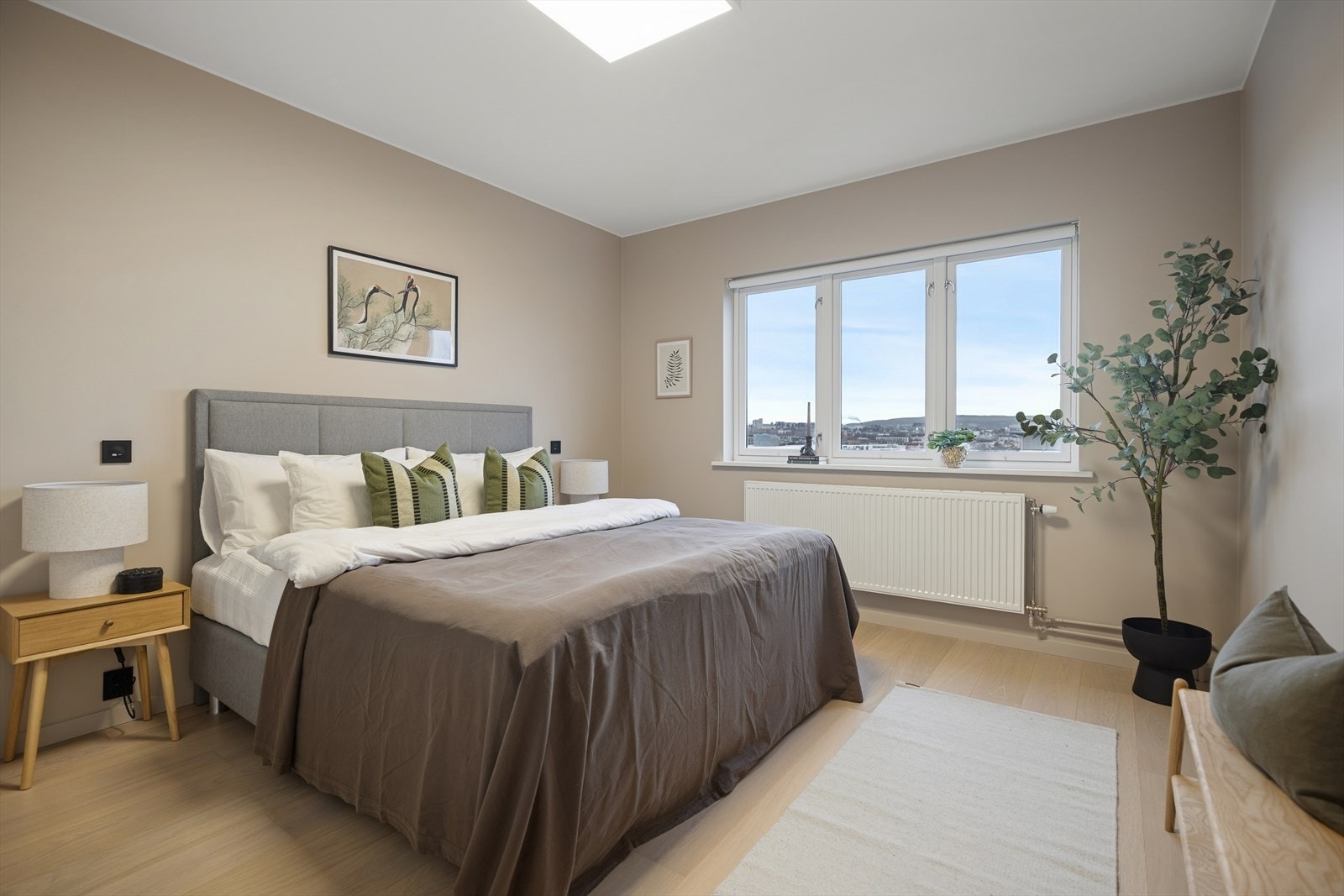 Plass til dobbeltseng og garderobe i hovedsoverommet gir komfortabel innredning. Galleribilde