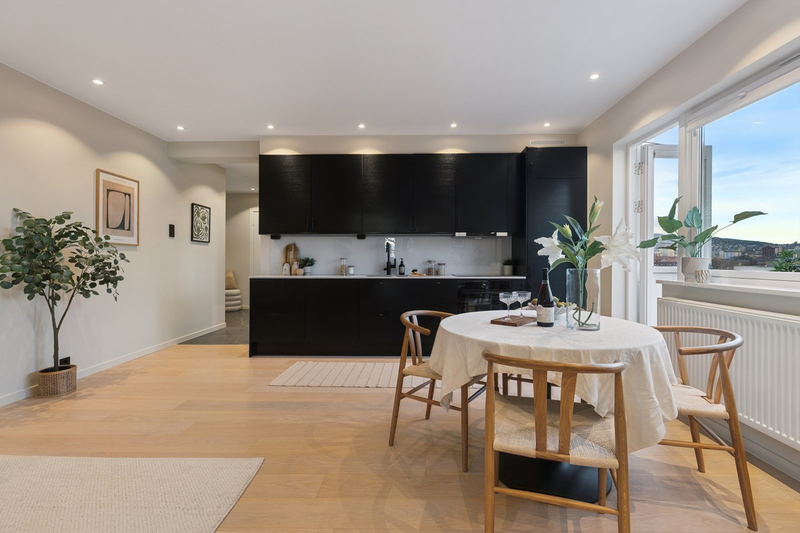 Stue og kjøkken er utført i åpen løsning med plass til spisebord ved vinduet. Galleribilde