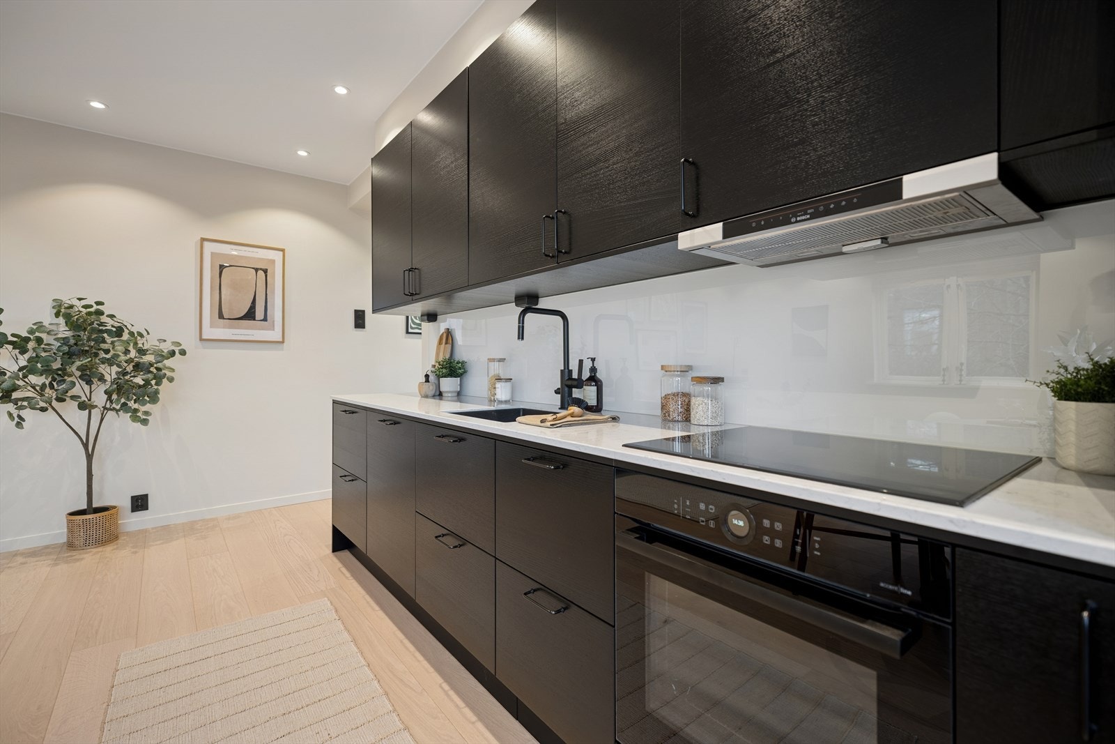 Moderne armatur med uttrekkbar tut gir fleksibilitet ved oppvask. Galleribilde