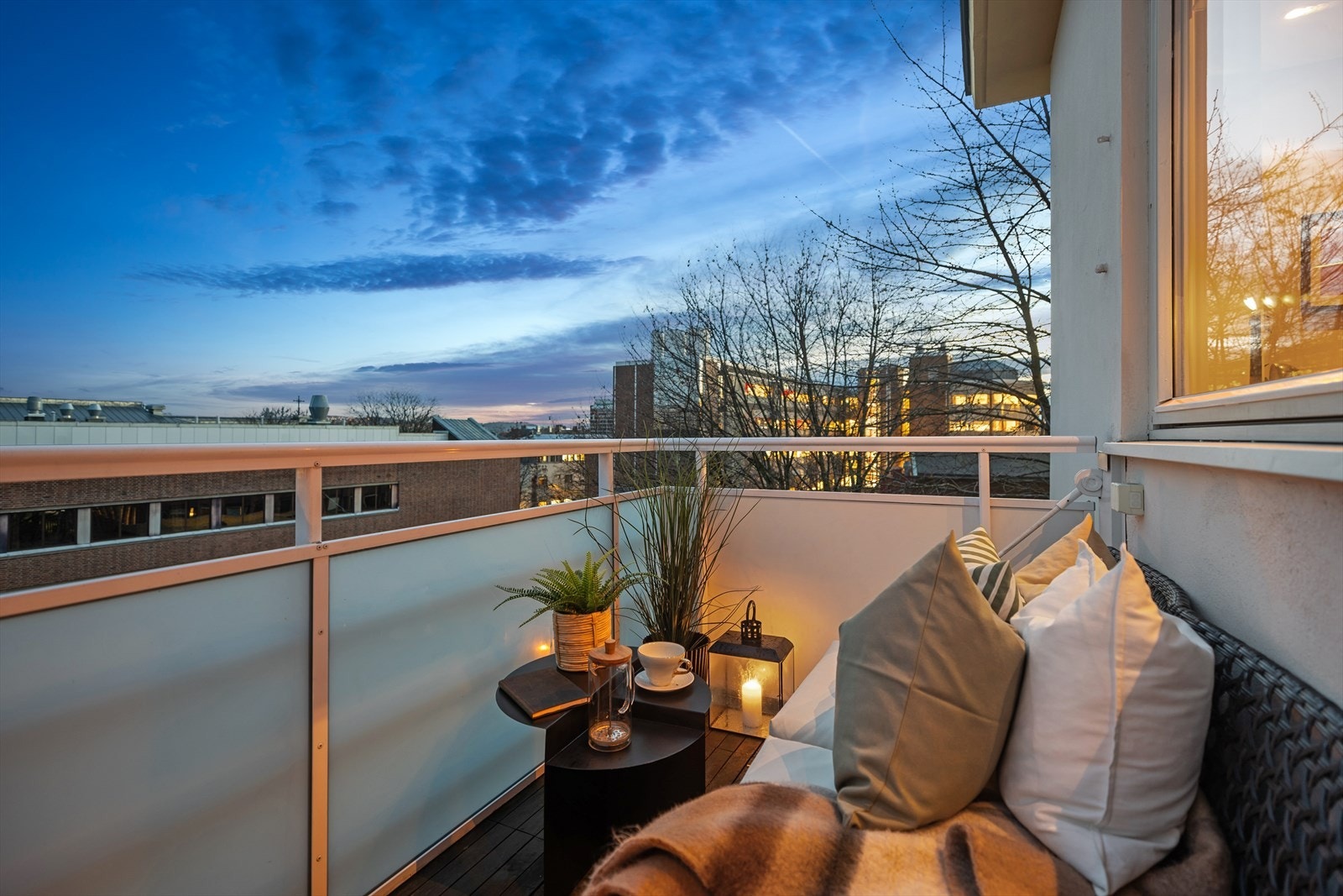 Vakkert kirsebærtre som blomstrer rett utenfor stuevinduet og balkongen og gjør det idyllisk om sommeren. Galleribilde