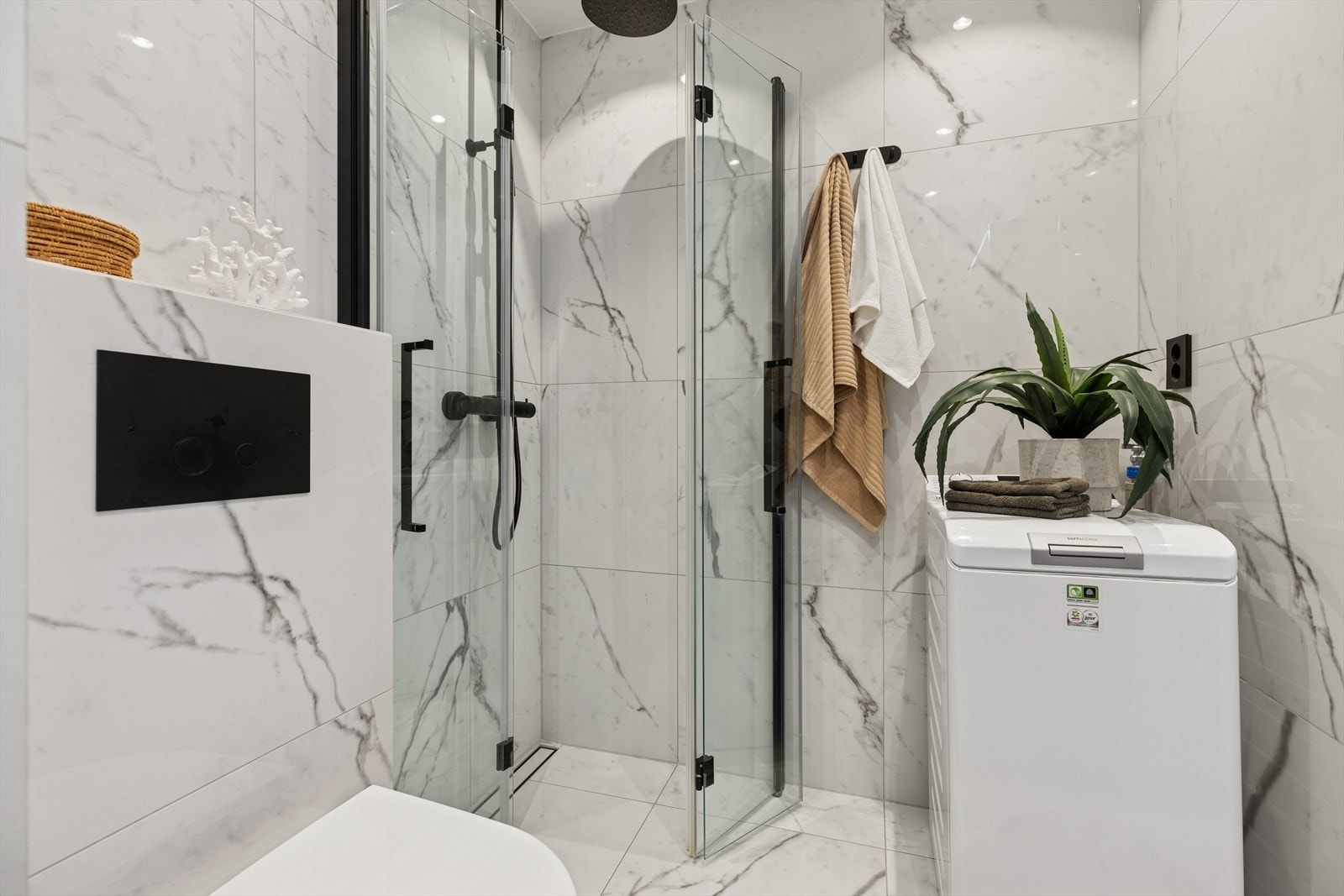 Moderne baderom med flislagte overflater og varmekabler i gulvet. Galleribilde