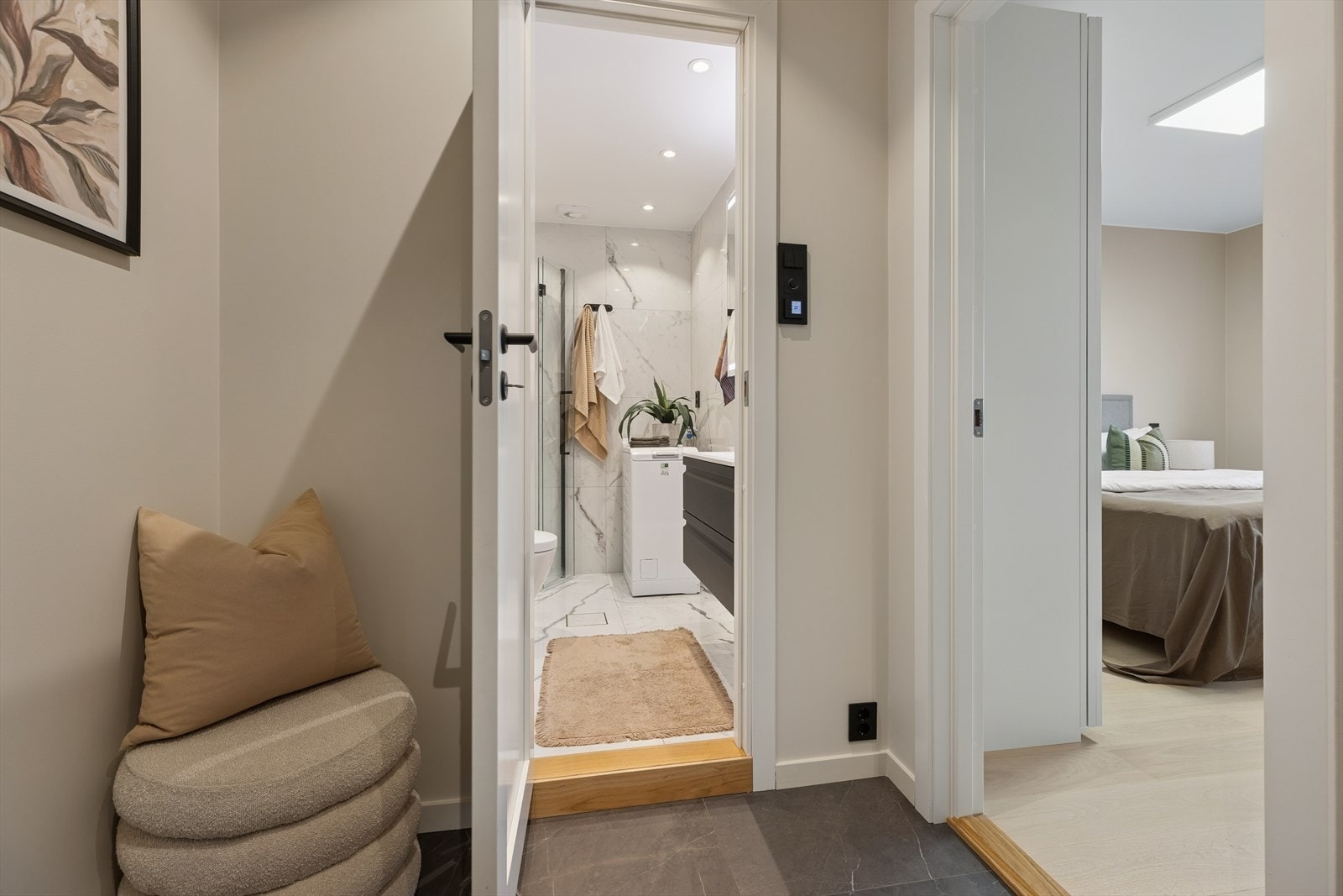 Badet har flislagte overflater og elektrisk styrt vifte, samt opplegg for vaskemaskin. Galleribilde