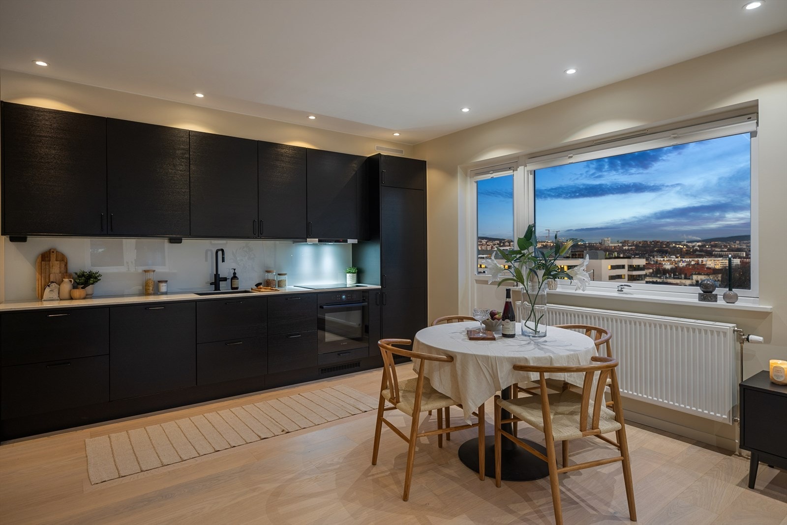 Epoq kjøkkeninnredning med glatte fronter gir et stilrent uttrykk. Galleribilde