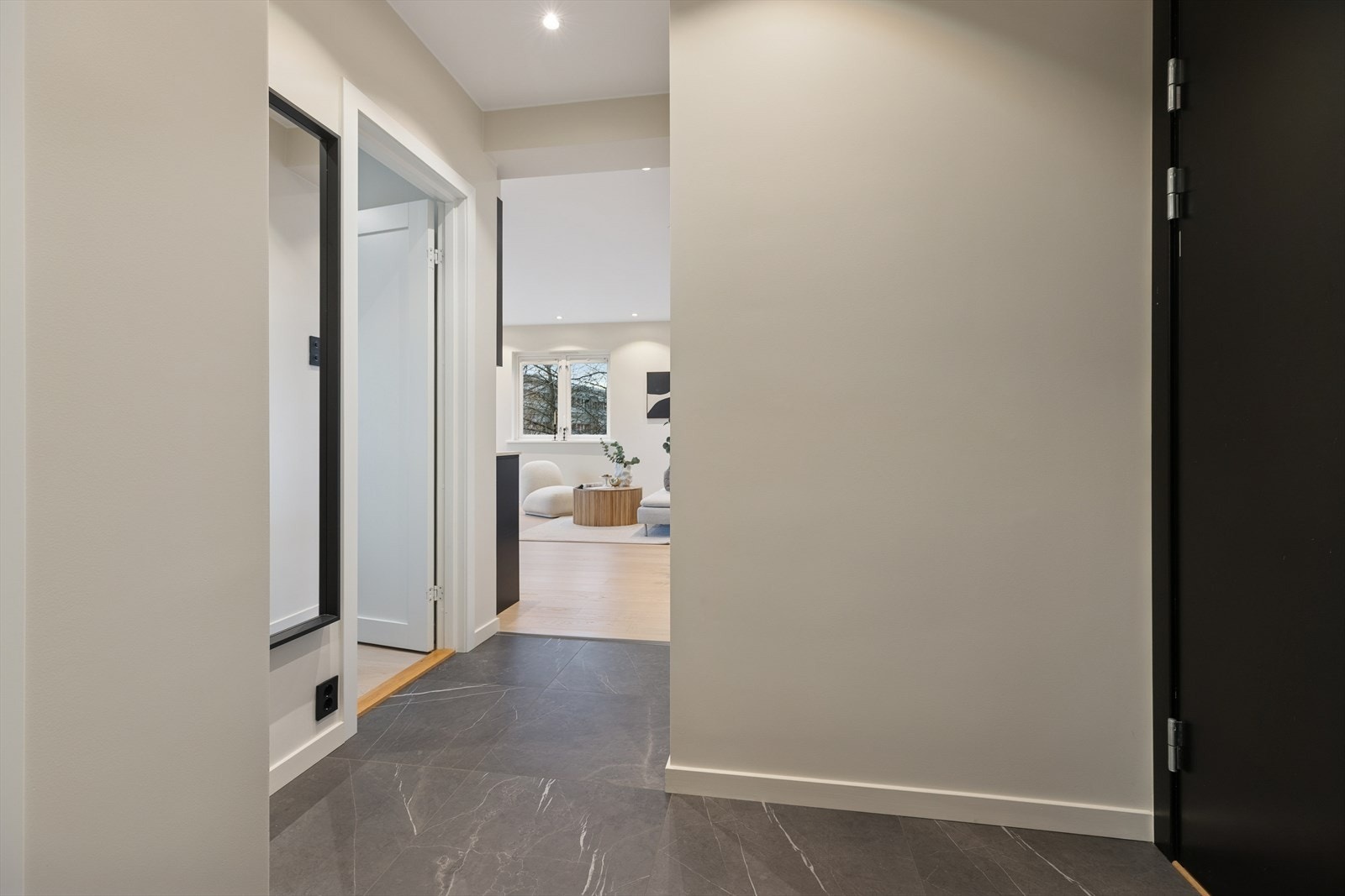 Fliser på gulvet gir en slitesterk og praktisk entré. Galleribilde