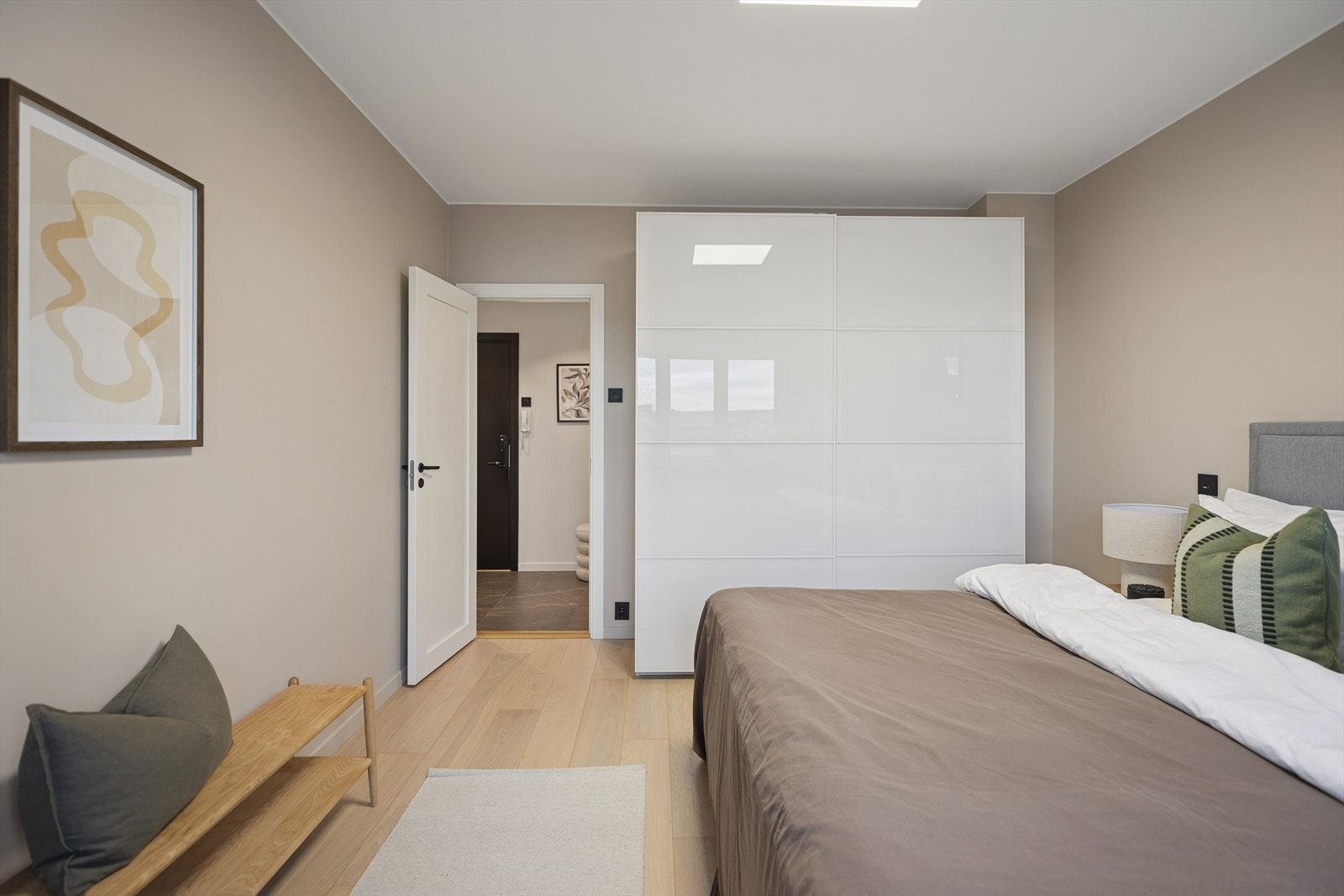 Begge soverommene er innredet med garderobeskap. Galleribilde