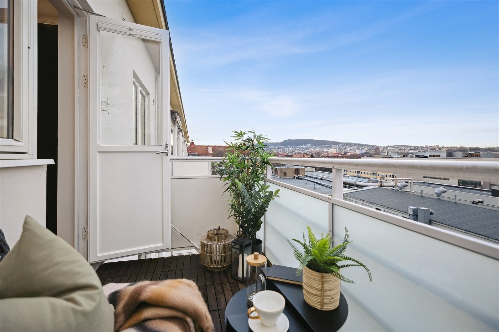 Leiligheten ligger meget fint til i byggets 3. etasje og har nydelig utsikt. Galleribilde