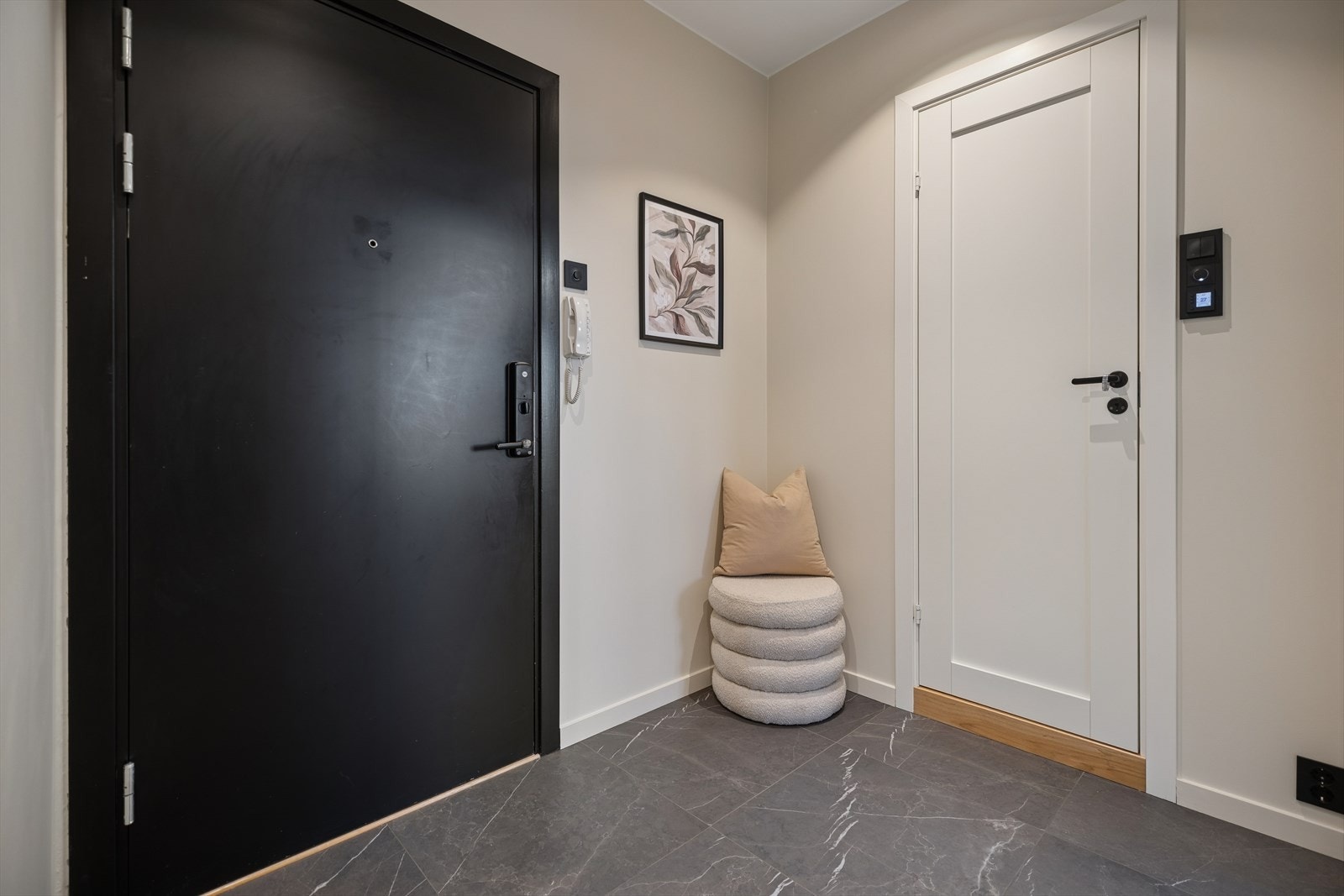 Inngangsdøren er utstyrt med kodelås. Galleribilde