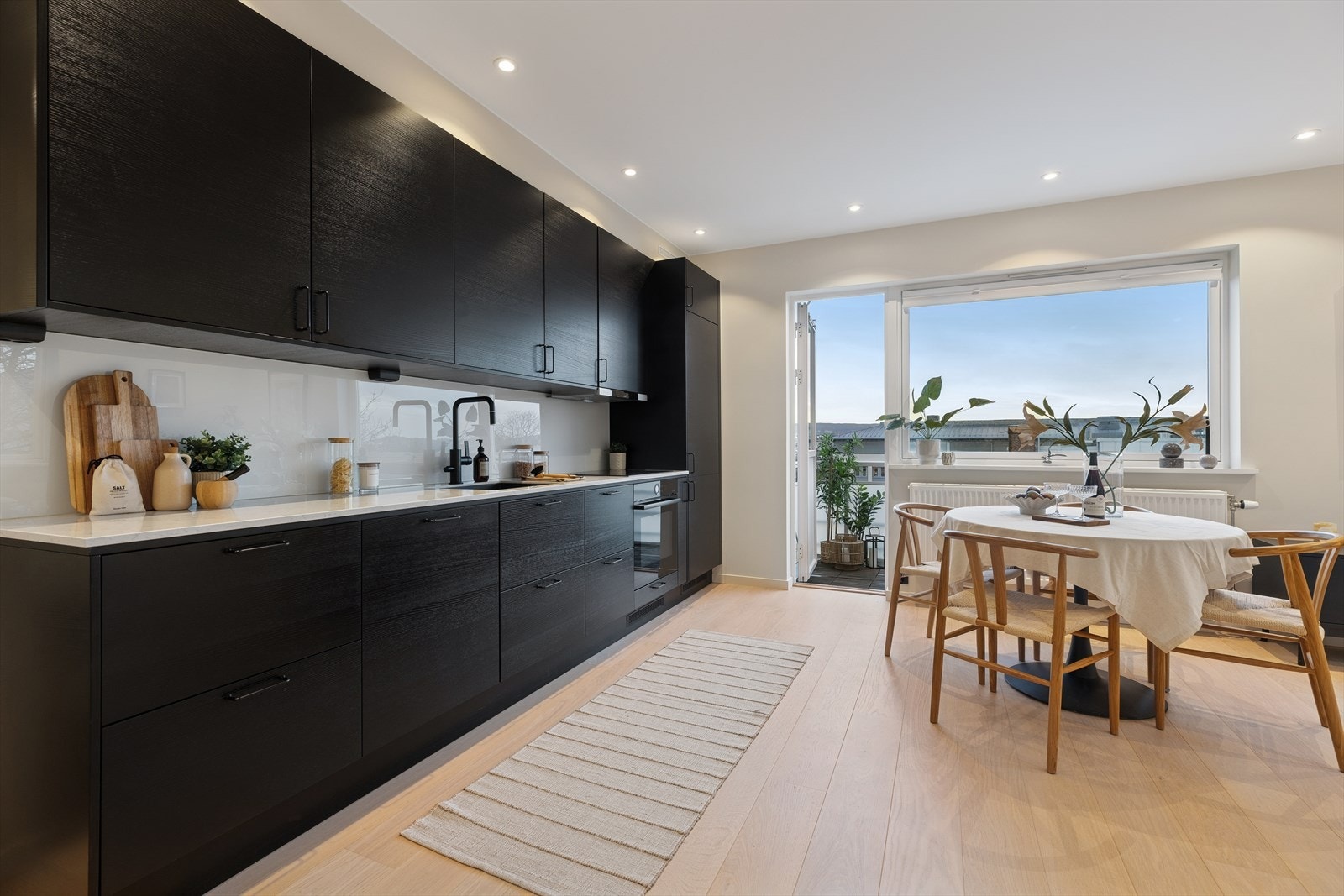 Fra stue/kjøkken er det utgang til en usjenert balkong. Galleribilde