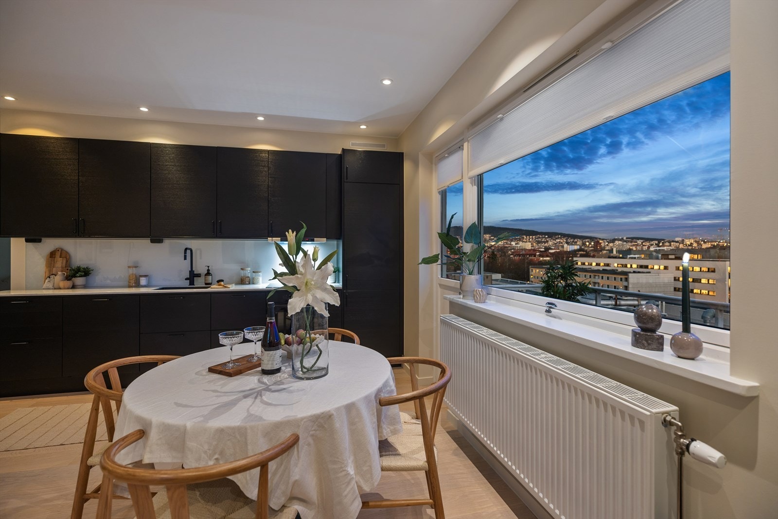 Store vinduer gir godt utsyn og naturlig lys inn i rommet. Galleribilde