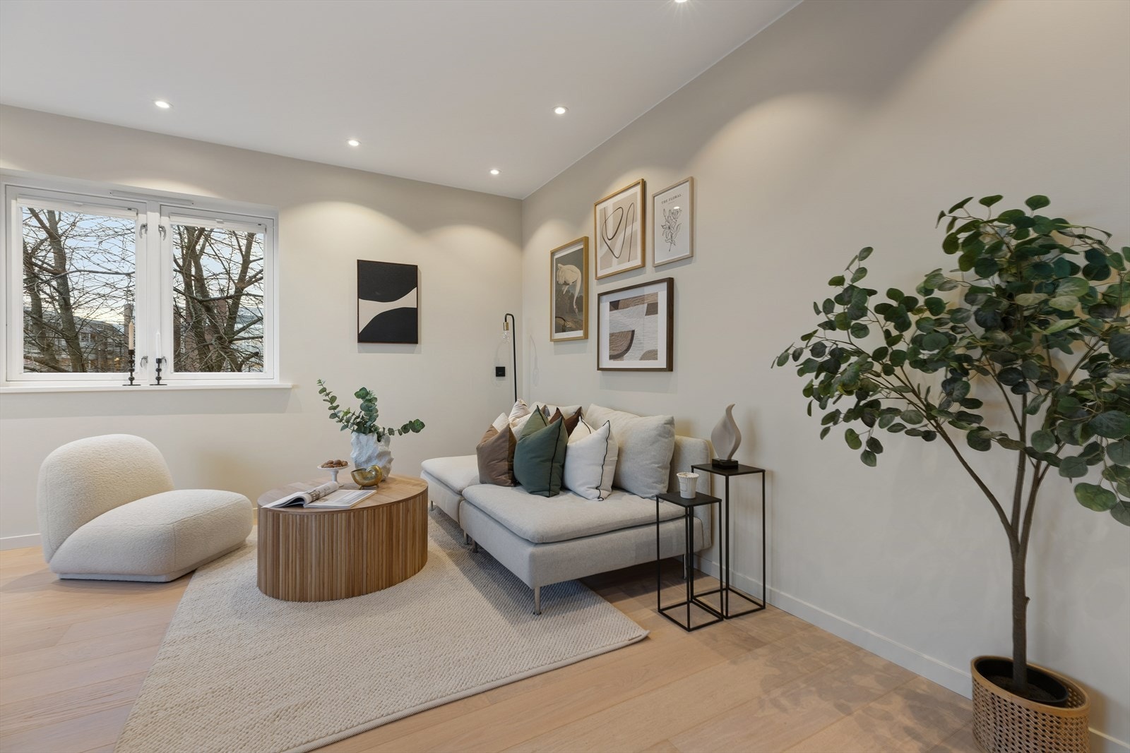 Åpen stue-/kjøkkenløsning gir en sosial og funksjonell planløsning. Galleribilde