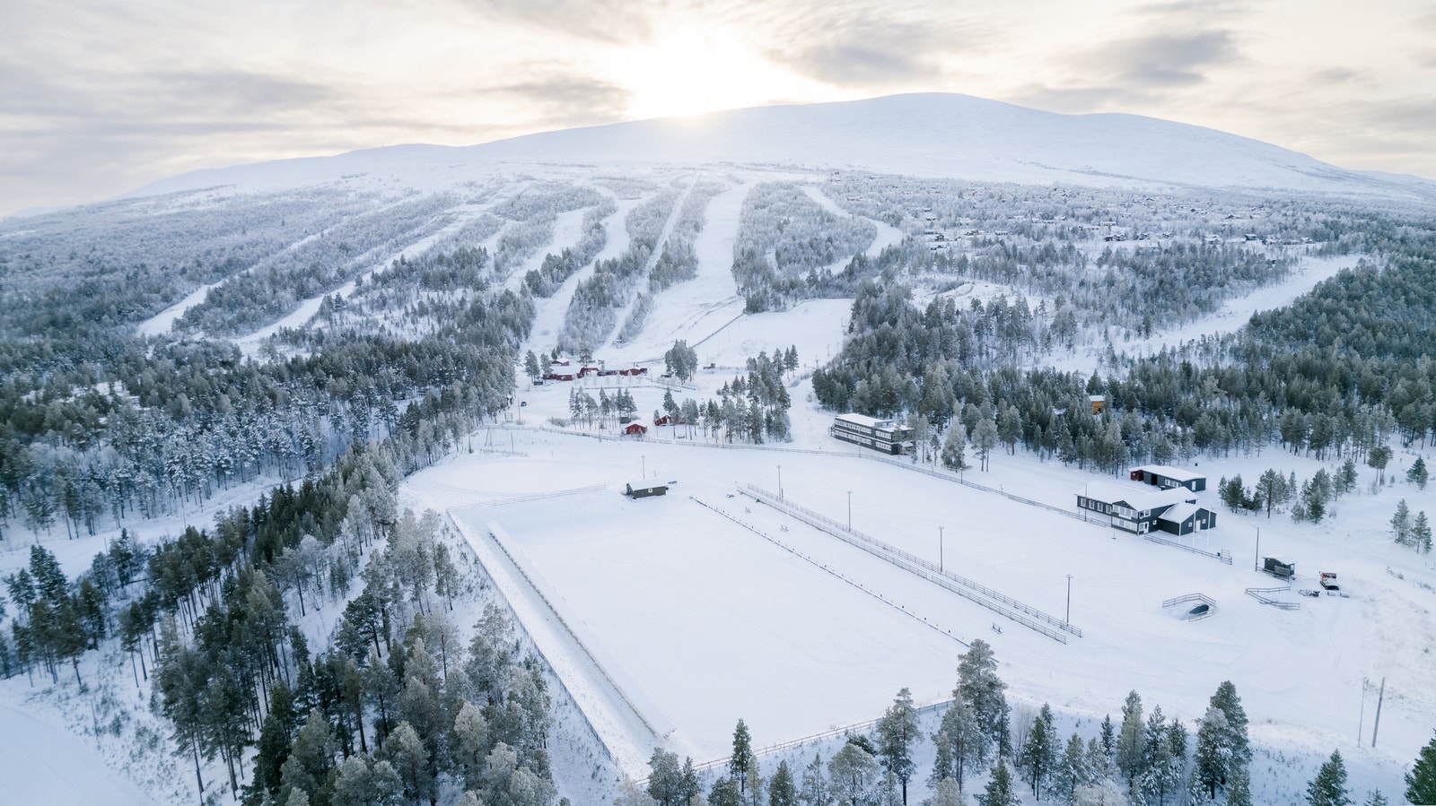 Oversiktsbilde vinter Røros Alpinsenter og TOS Arena Galleribilde