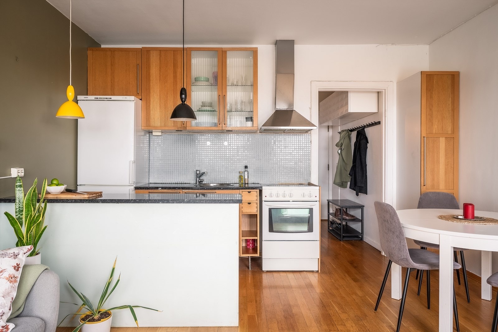 Kjøkken byr på rikelig med benkplass, med egen kjøkkenøy. Galleribilde