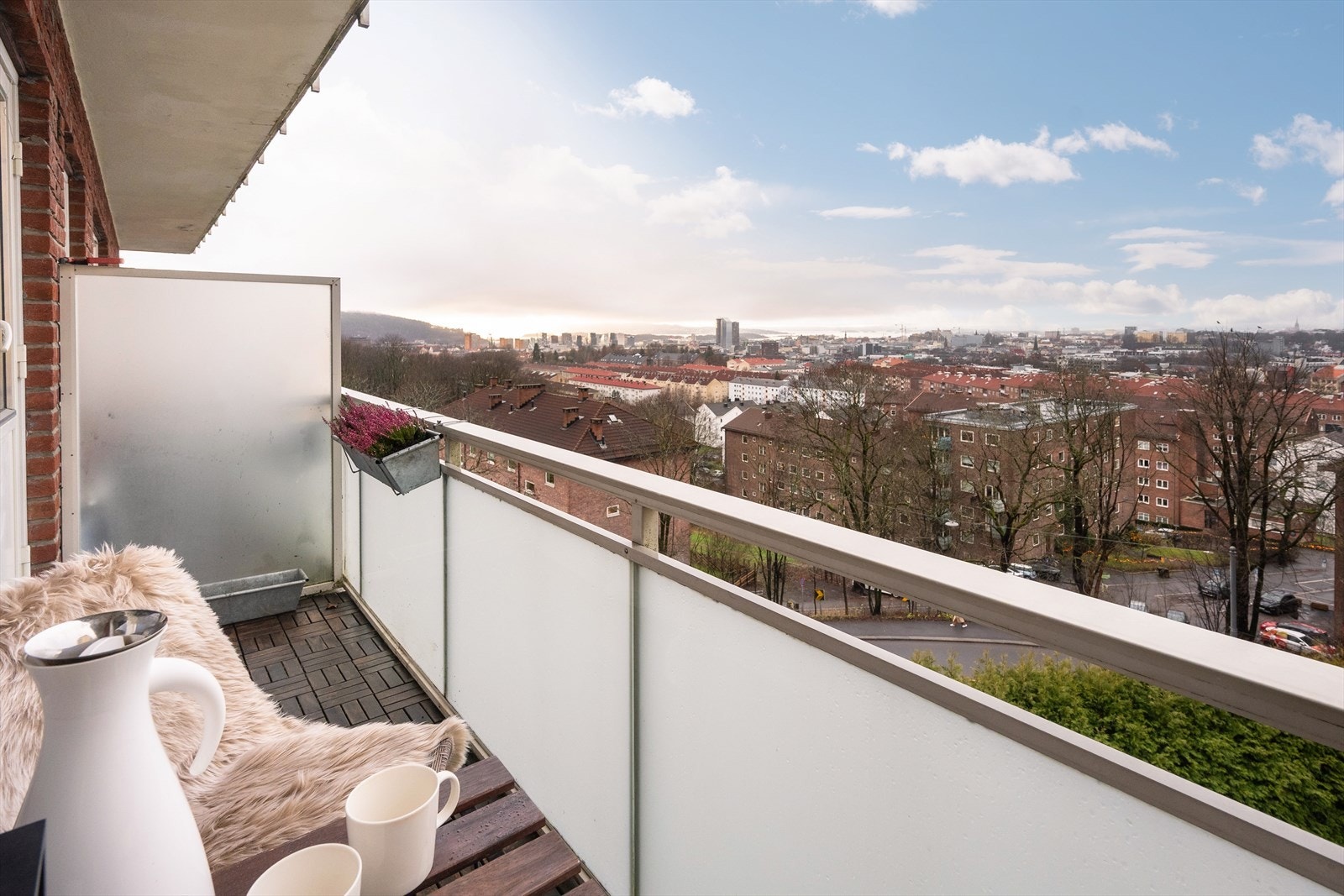 En solrik innglasset balkong på ca 4 kvm Galleribilde