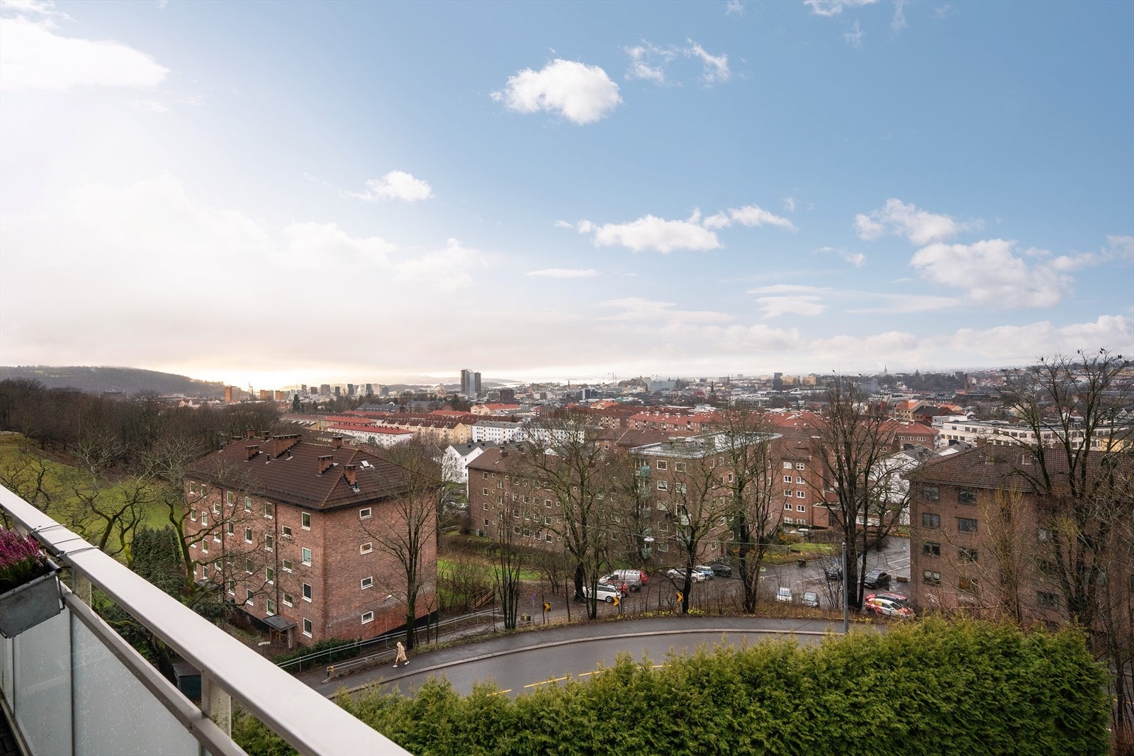 Balkong med vidstrakt utsikt over byen! Galleribilde