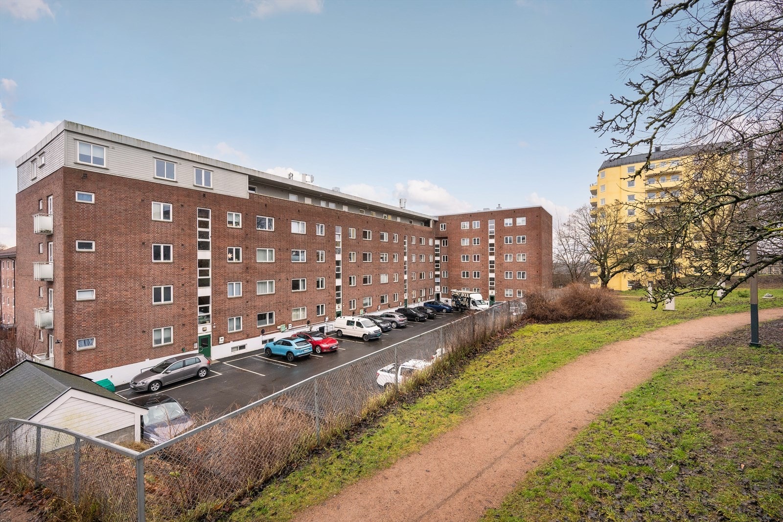 Borettslaget har parkeringsplasser til utleie etter ansiennitet. Parkeringsplassen koster kr 700,- pr mnd. Det påløper også et etableringsgebyr på 850,- Galleribilde