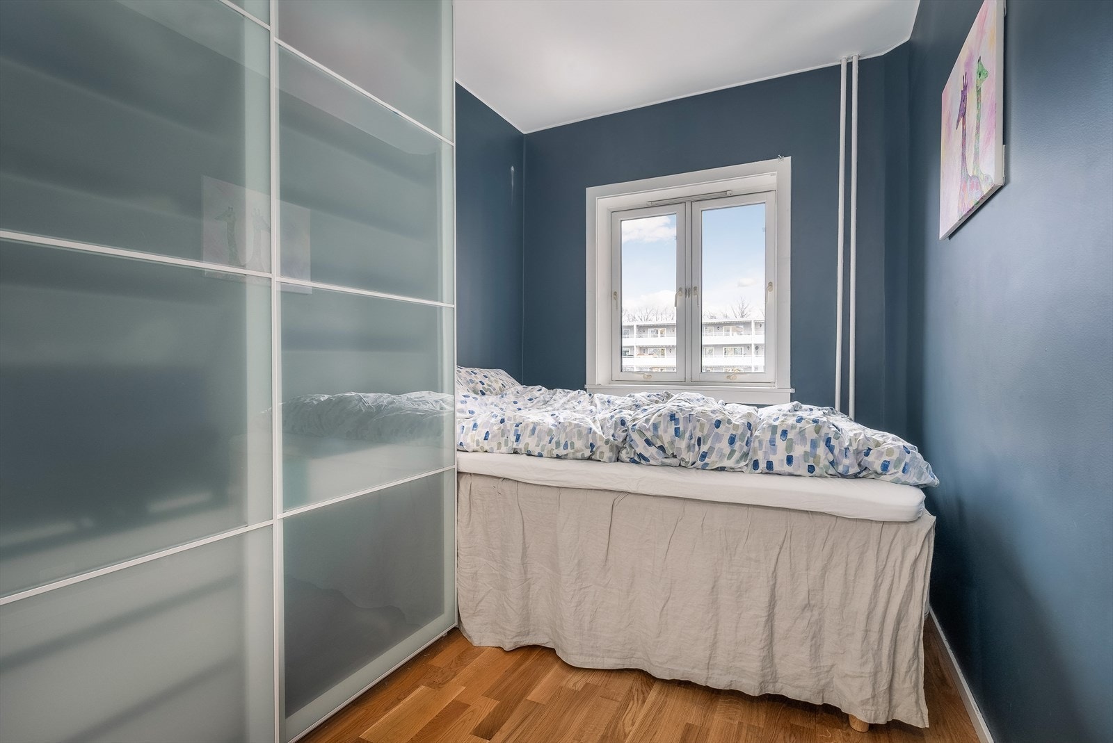 Meget praktisk garderobeskap med skyvedører på soverom. Galleribilde