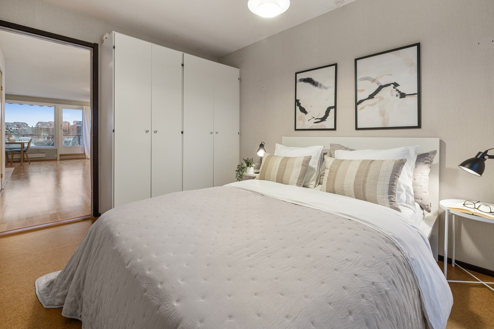 Plass til garderobeskap - praktisk og funksjonelt med rom for smart oppbevaring. Galleribilde