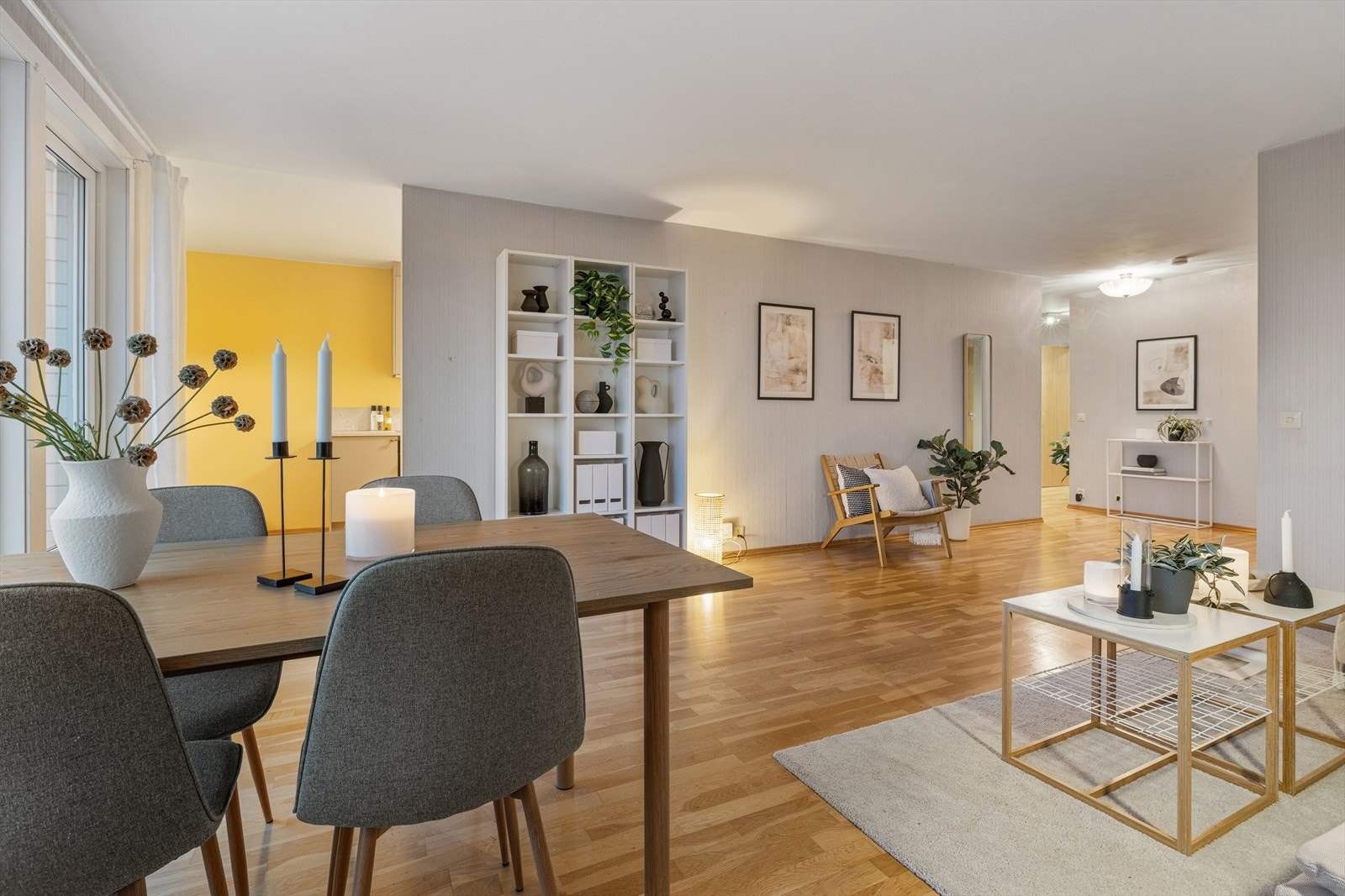 Her får du en lys og trivelig leilighet med en praktisk og åpen planløsning. Galleribilde