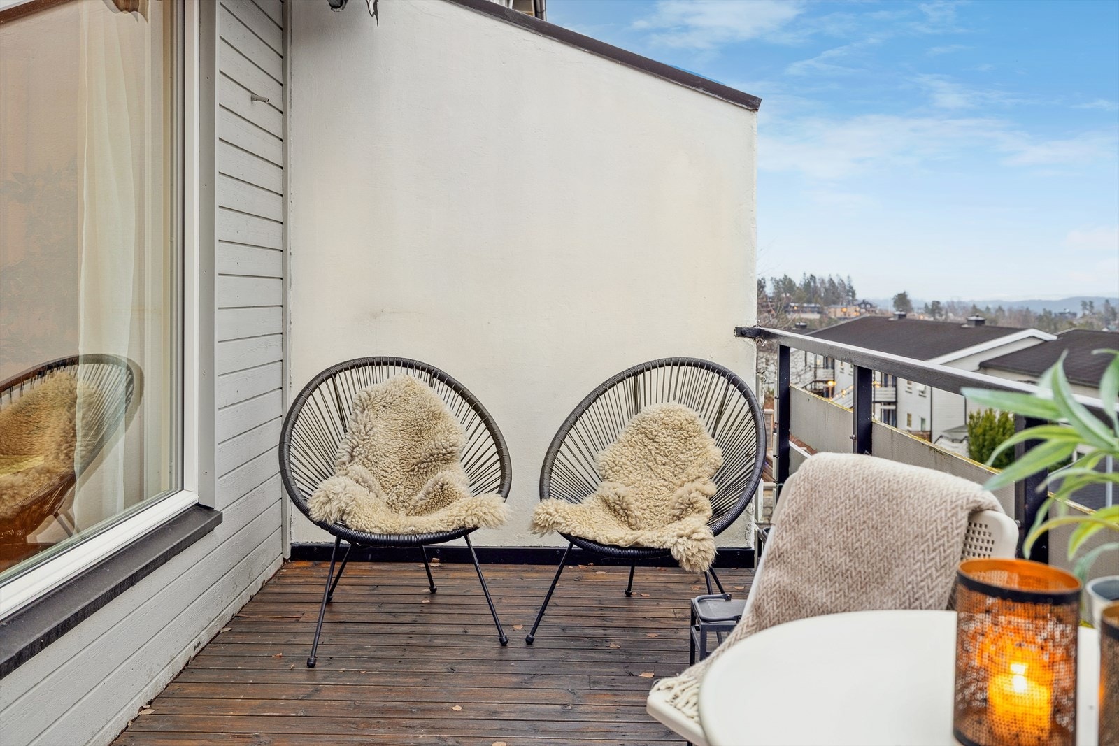 Balkong med god plass til ønsket utvendig møblement. Galleribilde