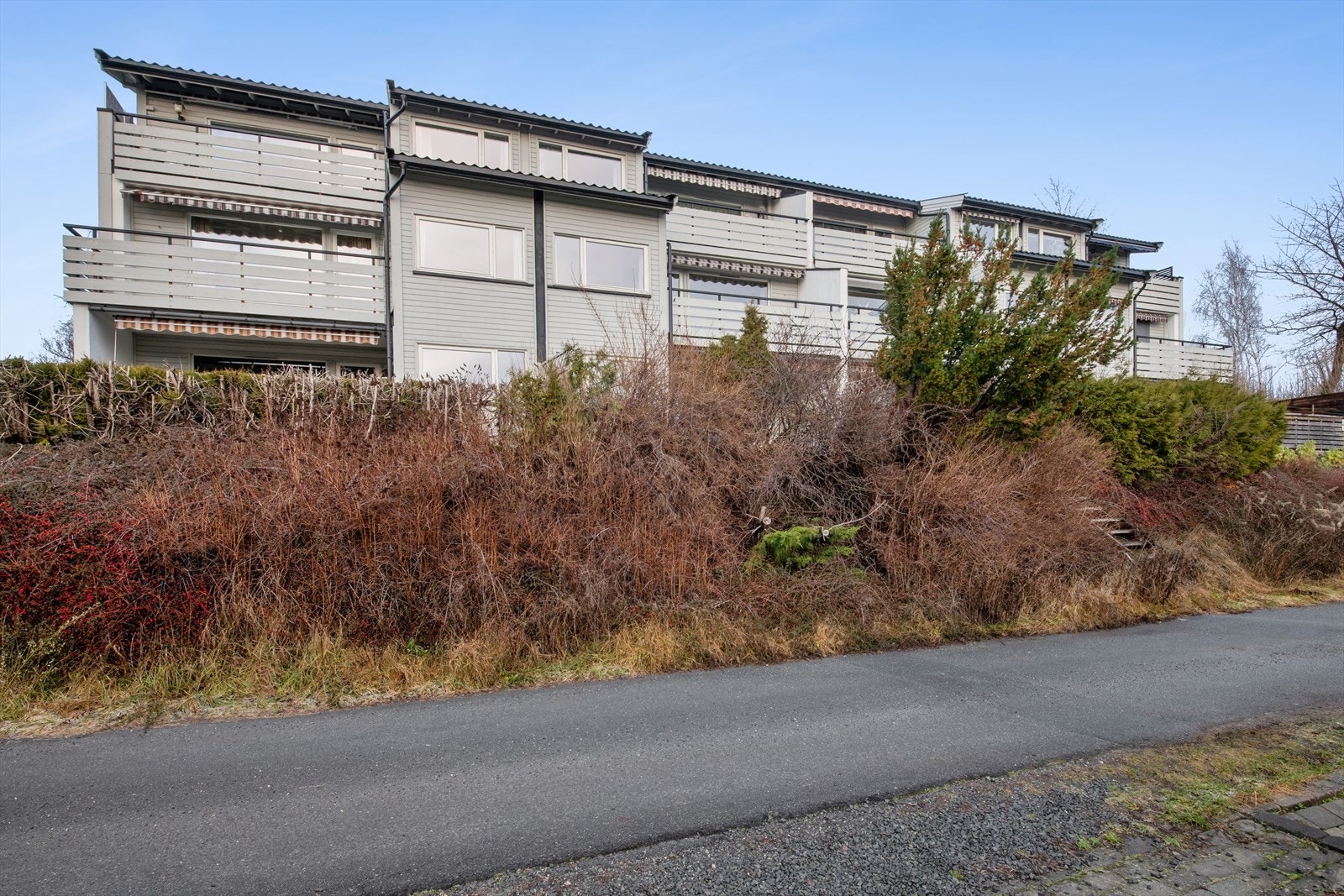 Leiligheten ligger i 2.etg. sett forfra siden bygningen ligger i en skråning. Galleribilde