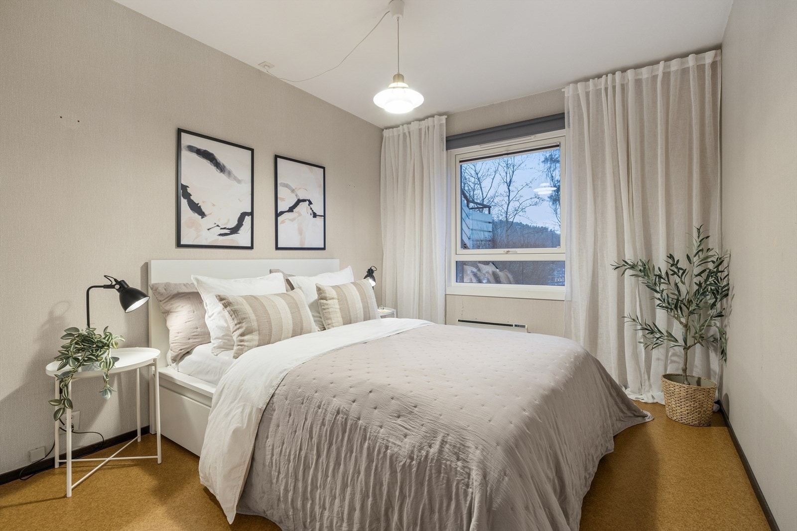 Lyst og trivelig soverom med plass til dobbeltseng, en perfekt ramme for avslapning og komfort. Galleribilde