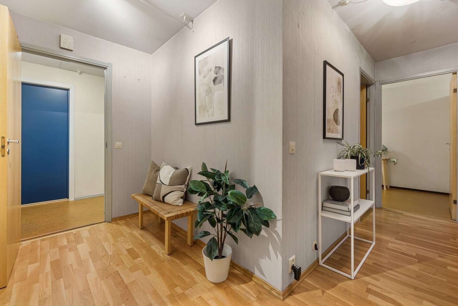 Her ønskes man velkommen inn i en lys, romslig og trivelig entré. Galleribilde