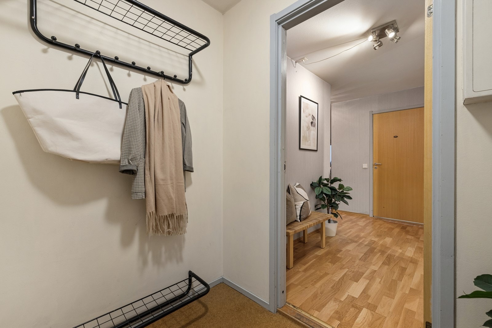 Her er det plass til å henge fra seg yttertøy og sette fra seg sko. Velkommen inn! Galleribilde