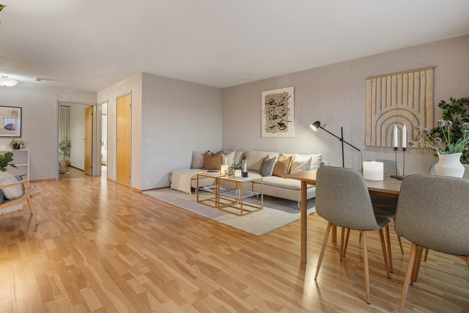 Lys og luftig stue med god plass til både sofagruppe og spiseområde for hyggelige stunder og samvær med familien. Galleribilde